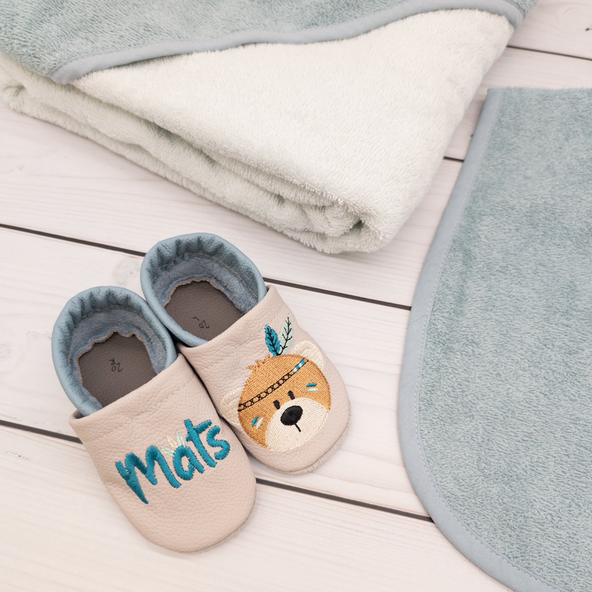 Geschenk-Set Bär inkl. Geschenkverpackung - Kapuzenhandtuch, Lätzchen und Krabbelschuhe mit Namen