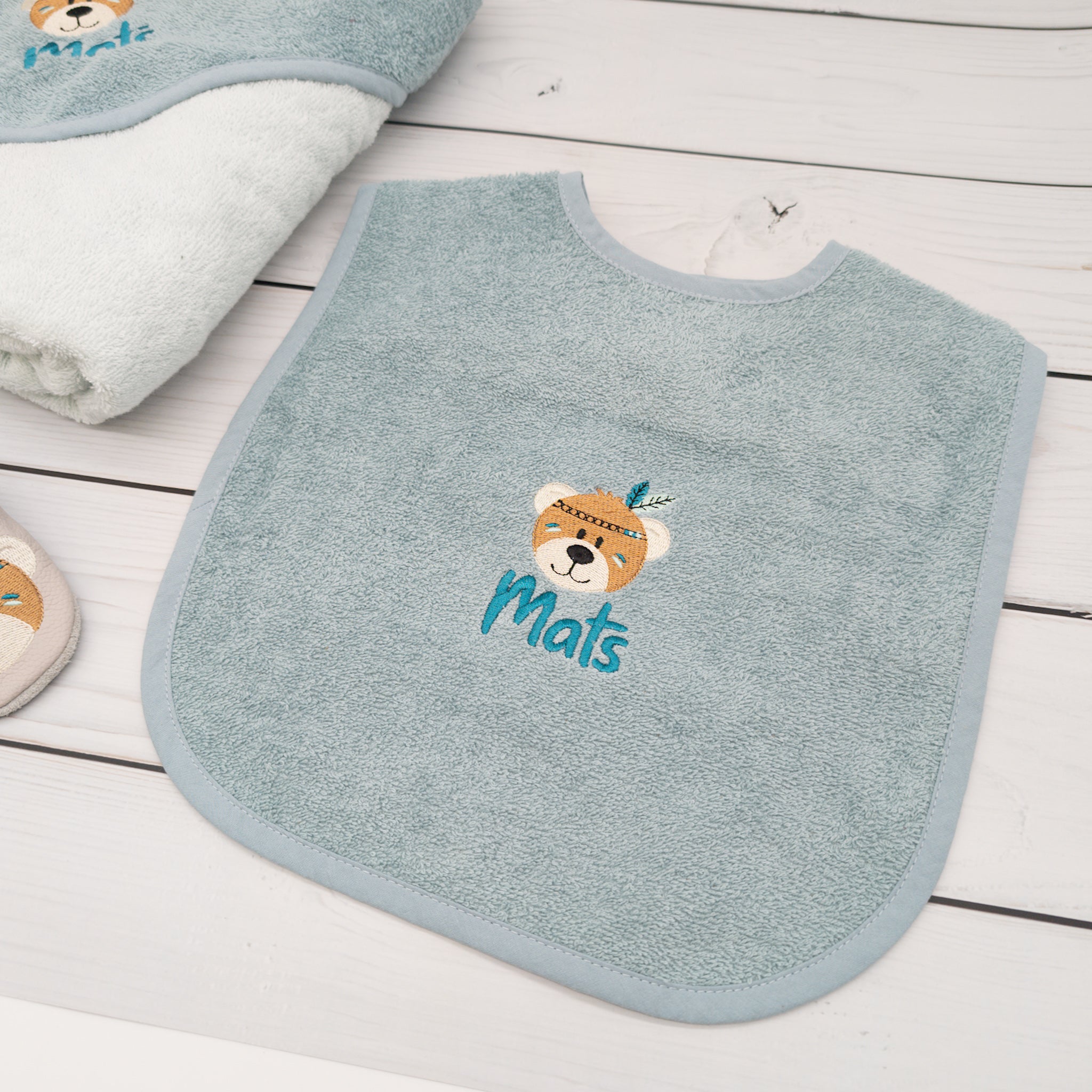 Geschenk-Set Bär inkl. Geschenkverpackung - Kapuzenhandtuch, Lätzchen und Krabbelschuhe mit Namen