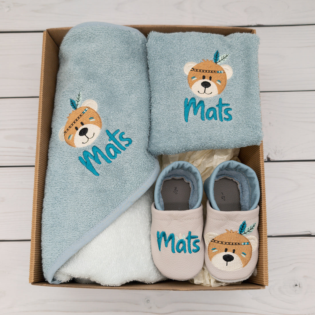 Geschenk-Set Bär inkl. Geschenkverpackung - Kapuzenhandtuch, Lätzchen und Krabbelschuhe mit Namen