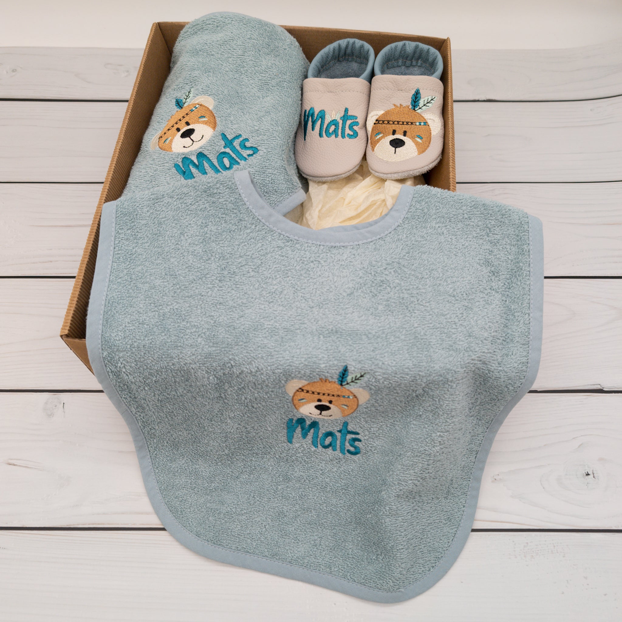 Geschenk-Set Bär inkl. Geschenkverpackung - Kapuzenhandtuch, Lätzchen und Krabbelschuhe mit Namen
