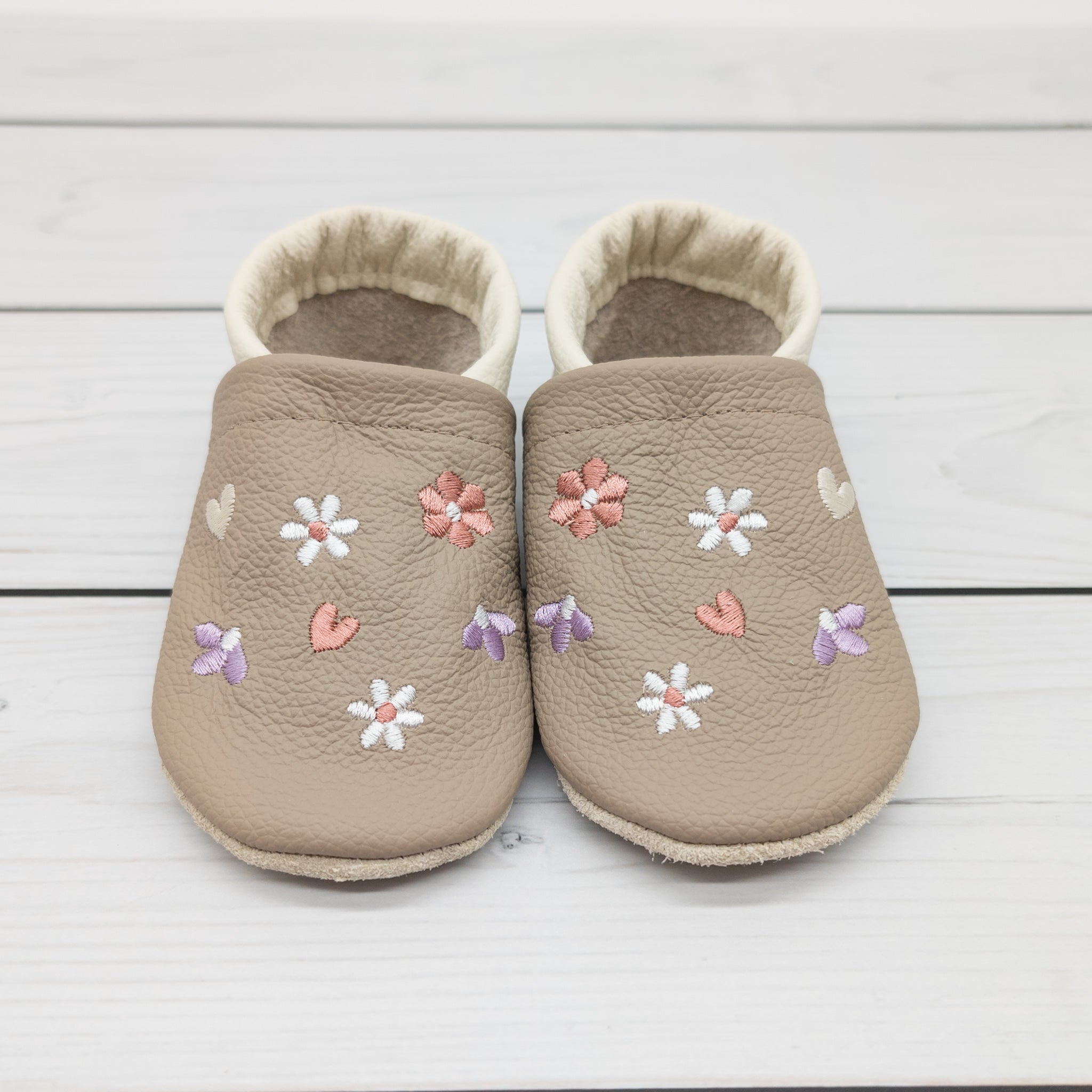 Krabbelschuhe in hellgrau mit bunten Blumen und Namen bestickt aus Echtleder