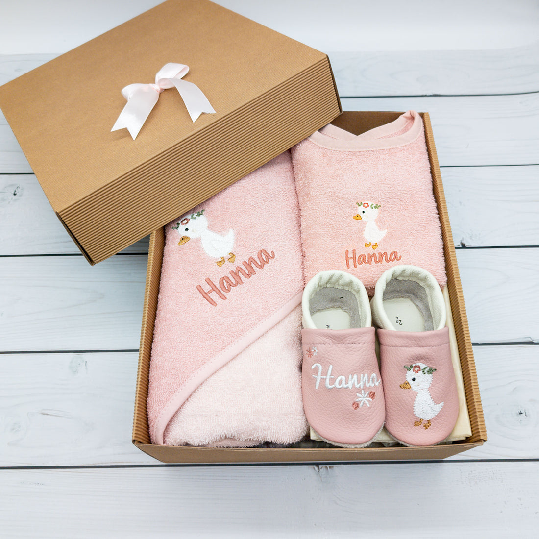 Geschenk-Set Gans in rosa inkl. Verpackung - Kapuzenhandtuch, Lätzchen und Krabbelschuhe mit Namen