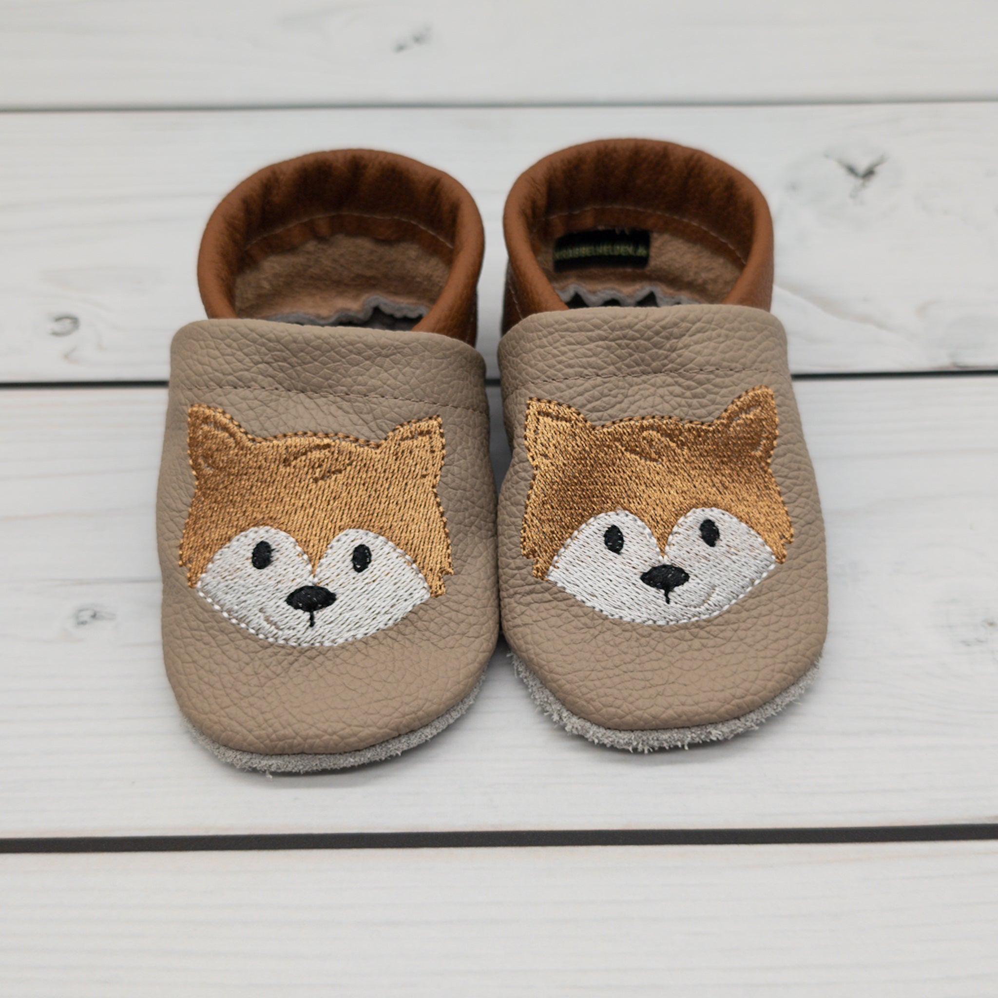 Krabbelschuhe mit Fuchs von Krabbelhelden - von vorne gezeigt.