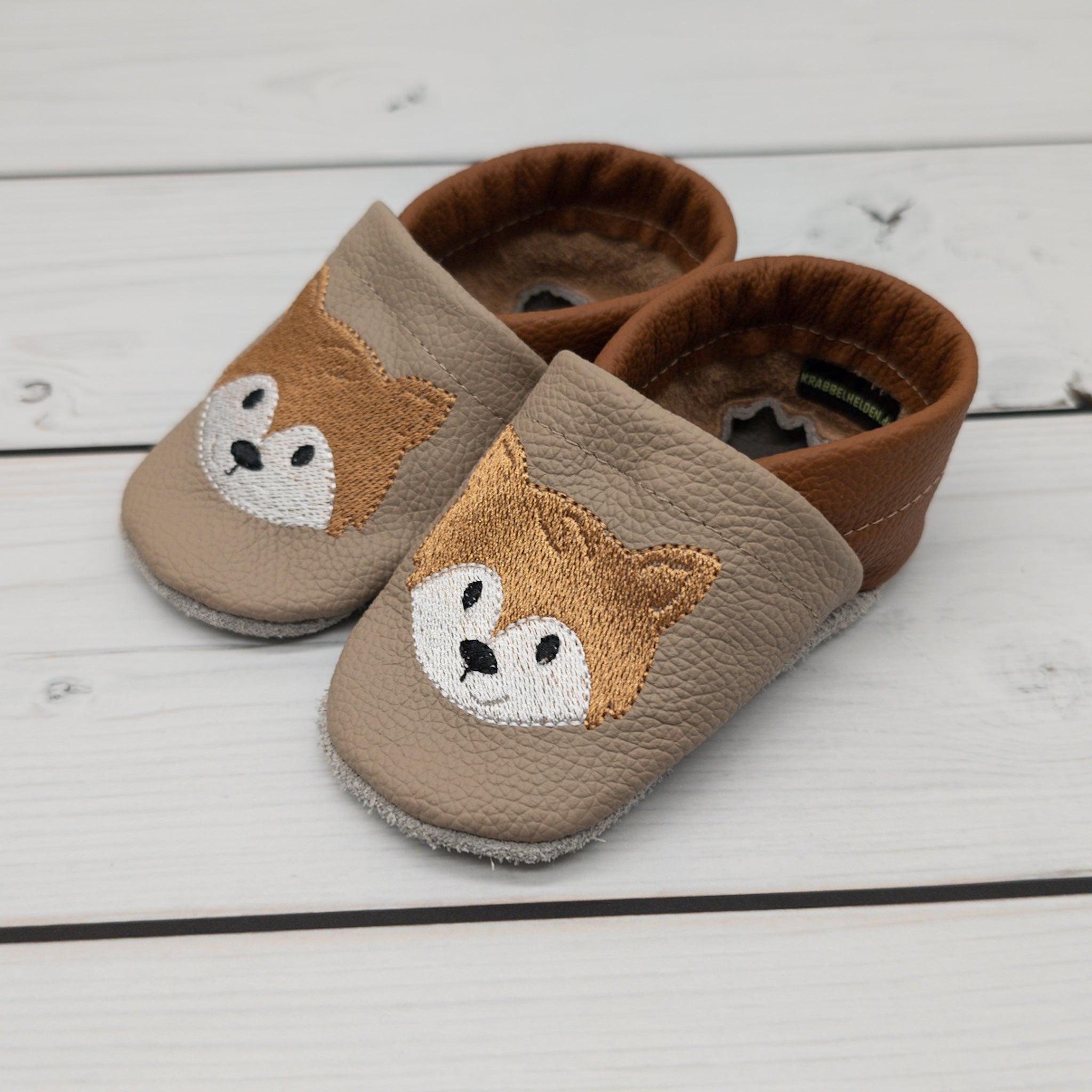 Krabbelschuhe mit Fuchs von Krabbelhelden - von der Seite gezeigt.