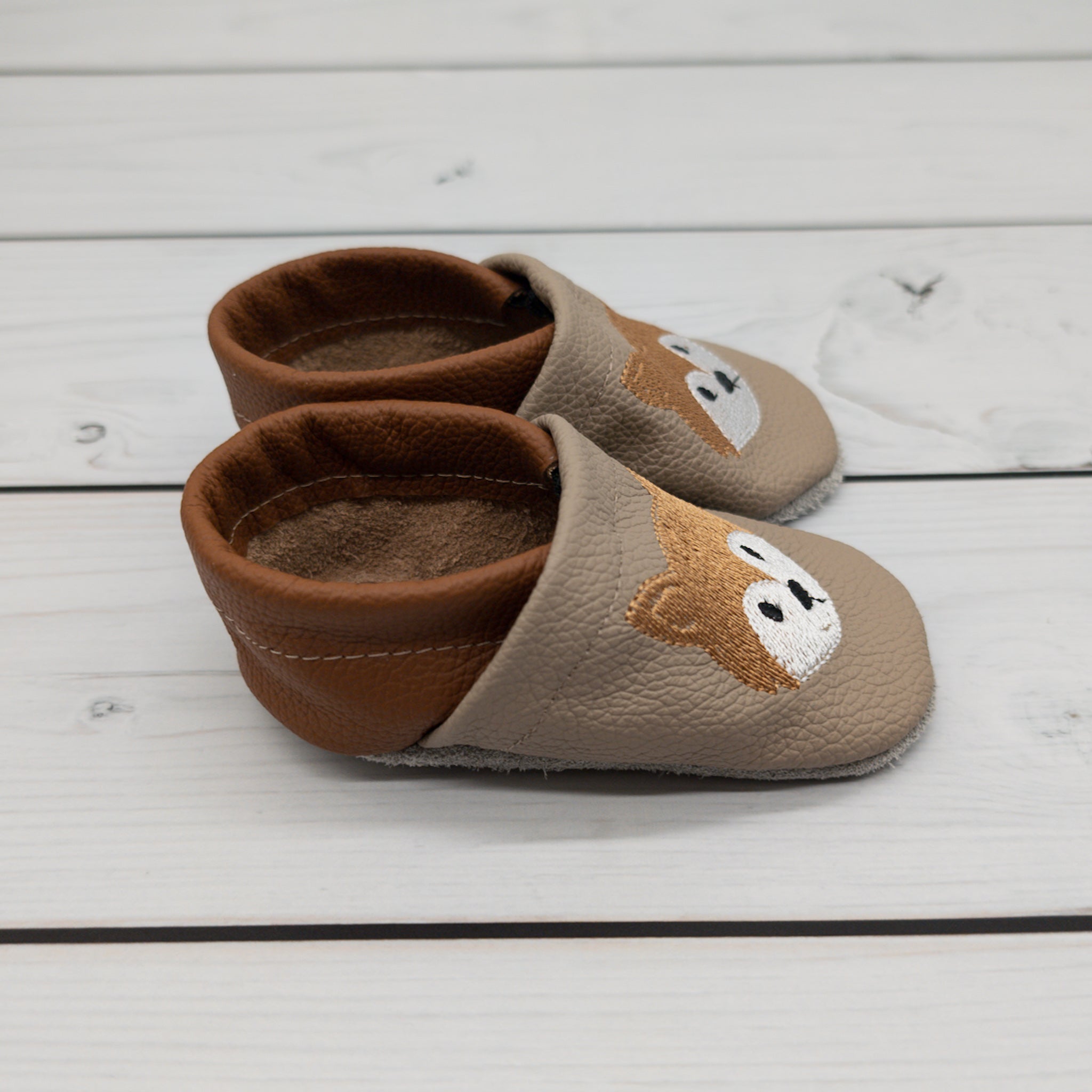 Krabbelschuhe mit Fuchs von Krabbelhelden - seitlich gezeigt.