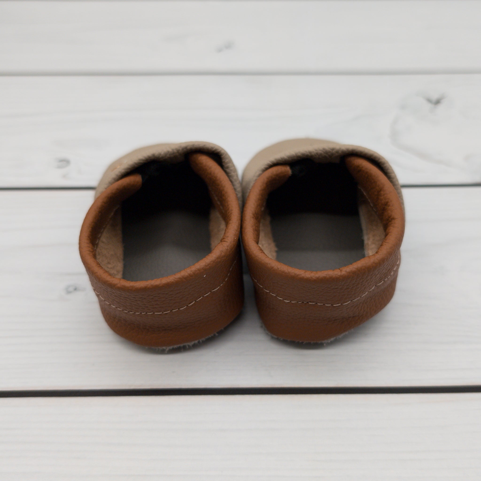 Krabbelschuhe mit Fuchs von Krabbelhelden - von hinten gezeigt.