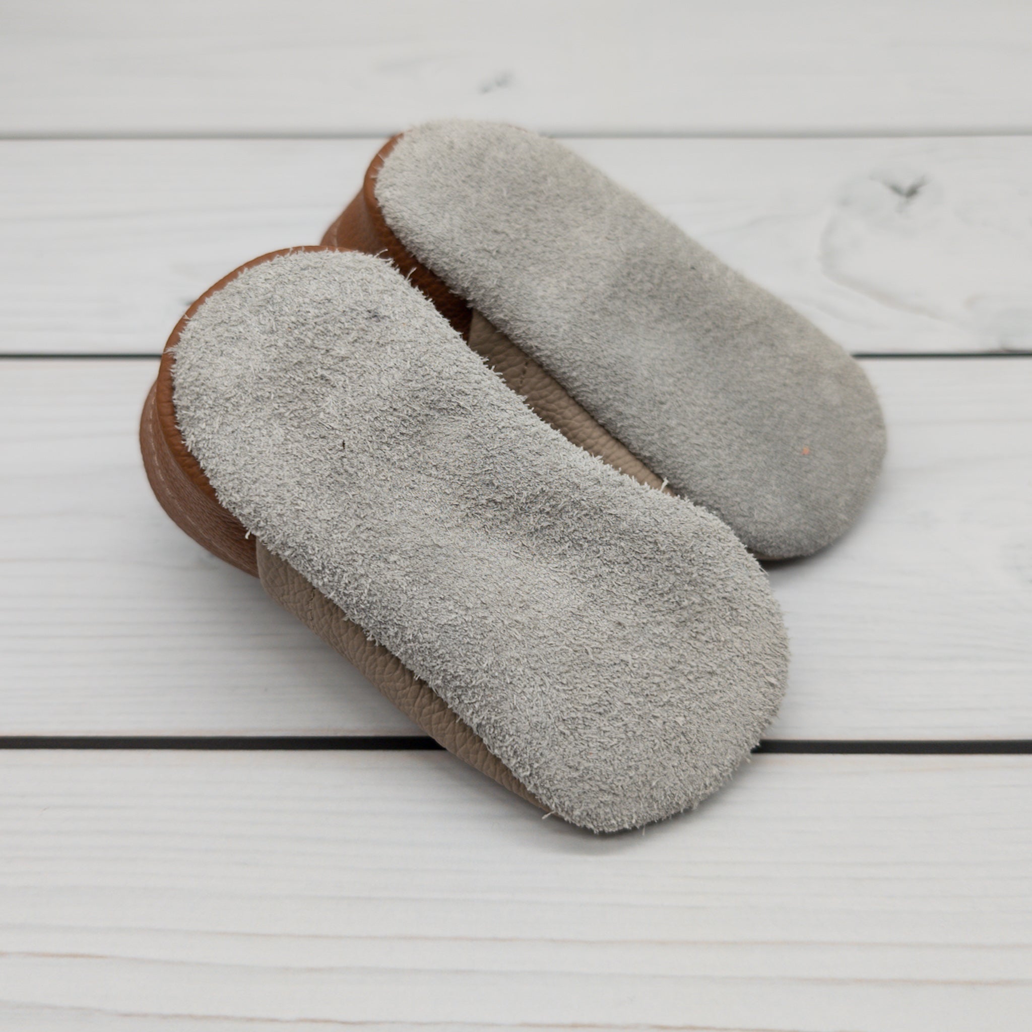 Krabbelschuhe mit Fuchs von Krabbelhelden - von unten gezeigt.