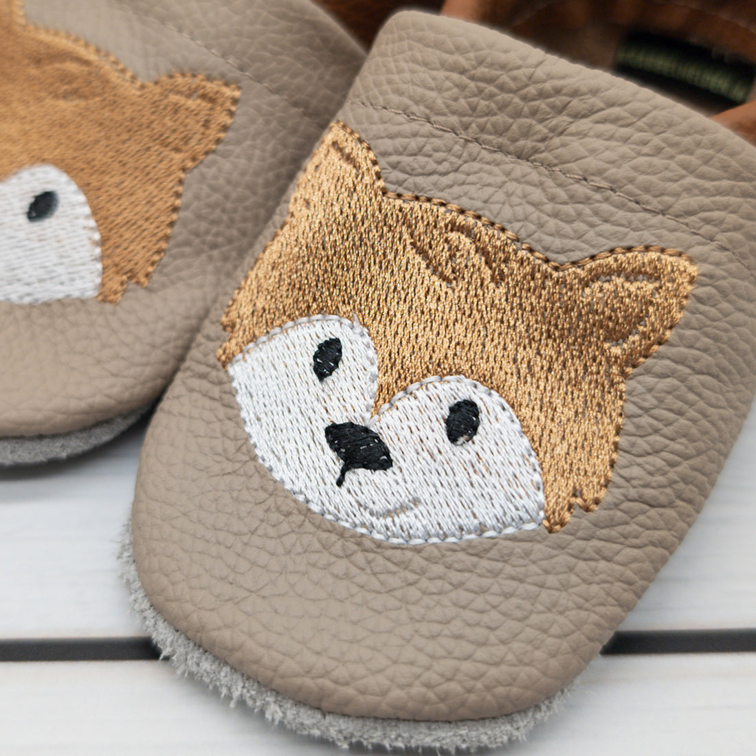 Krabbelschuhe mit Fuchs von Krabbelhelden - Detail von der Stickerei.