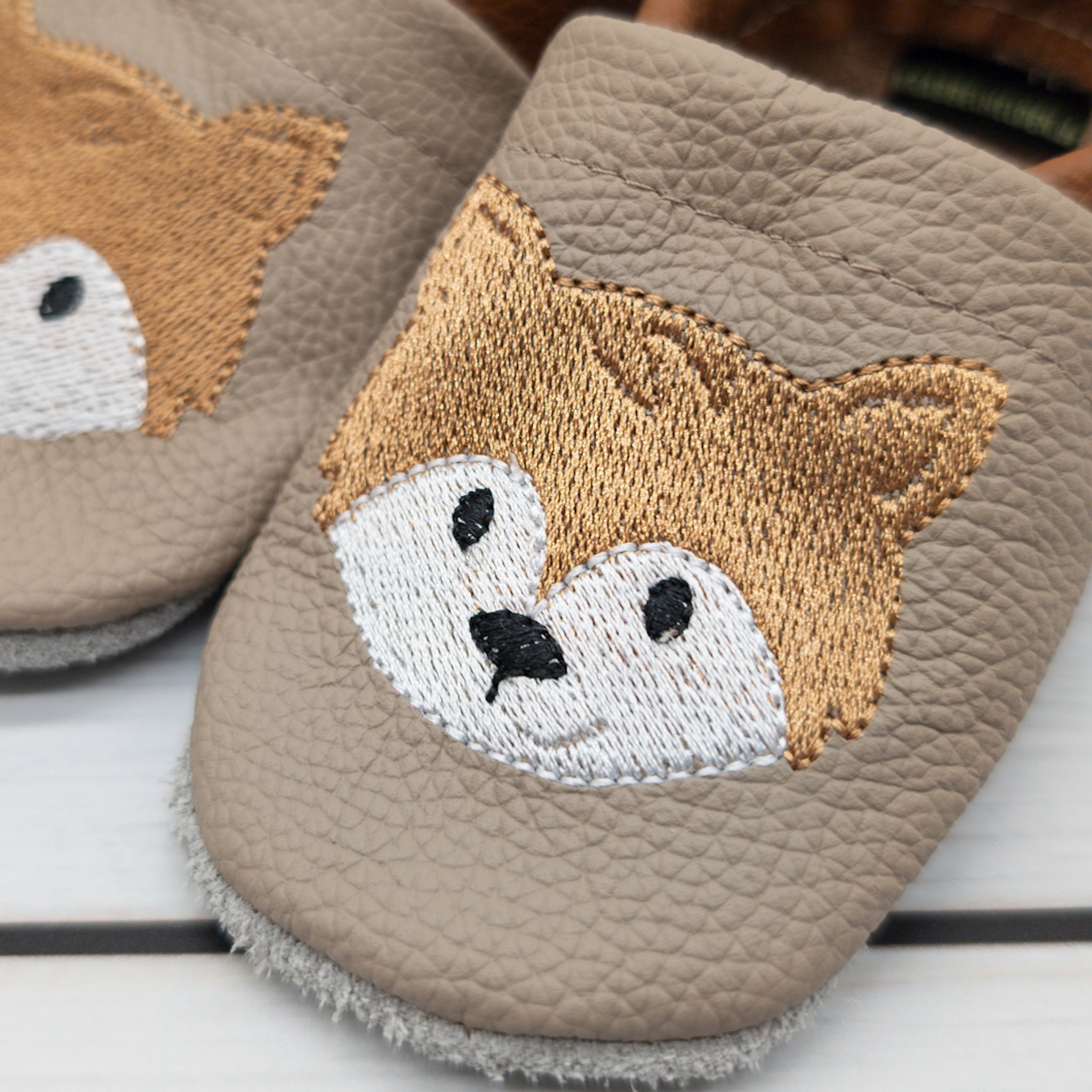 Krabbelschuhe mit Fuchs von Krabbelhelden - Detail von der Stickerei.