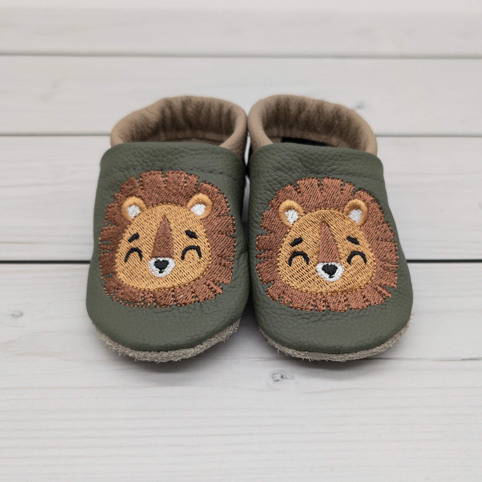 Hausschuhe mit Löwe in olivgrün und camel - die perfekten Begleiter für zu Hause und die Kita