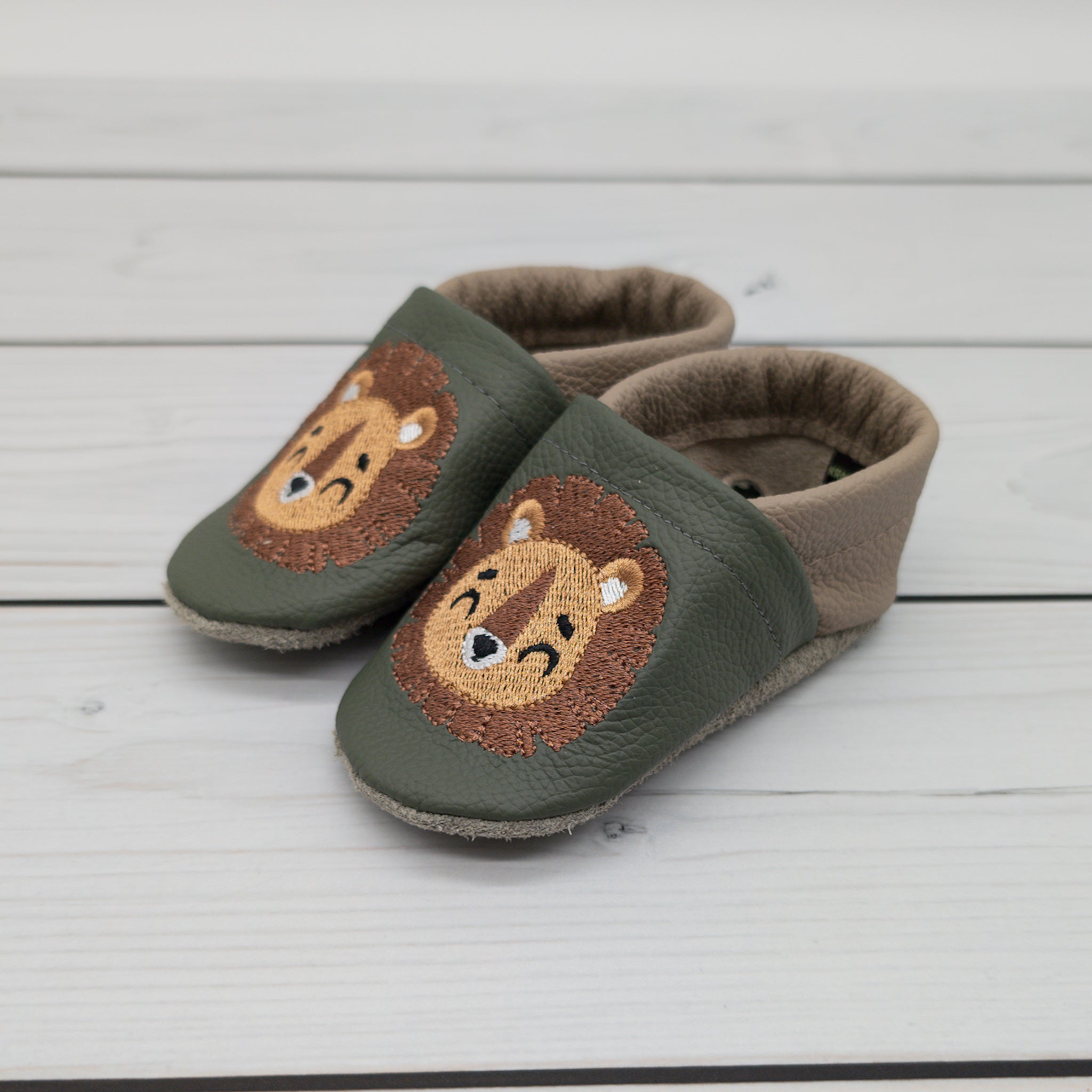 Hausschuhe mit Löwe in olivgrün und camel - die perfekten Begleiter für zu Hause und die Kita