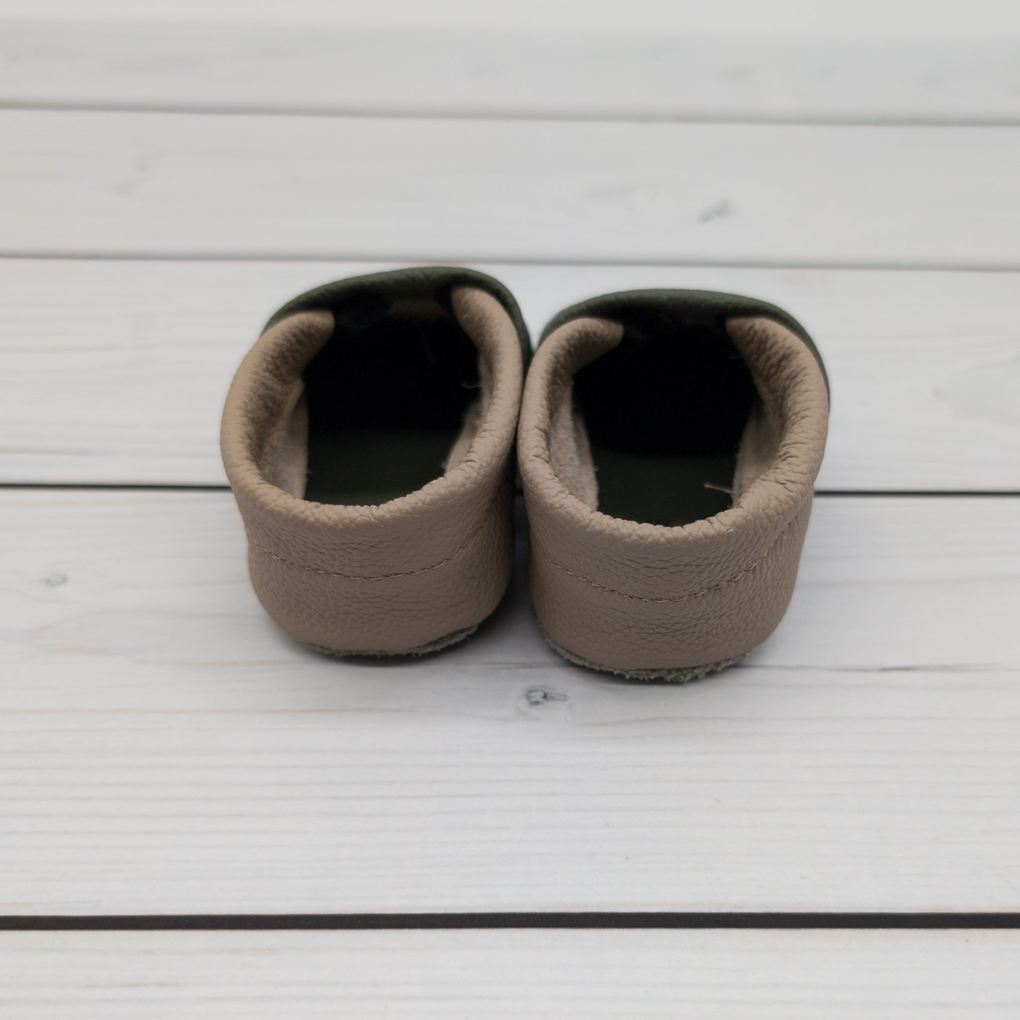 Hausschuhe mit Löwe in olivgrün und camel - die perfekten Begleiter für zu Hause und die Kita