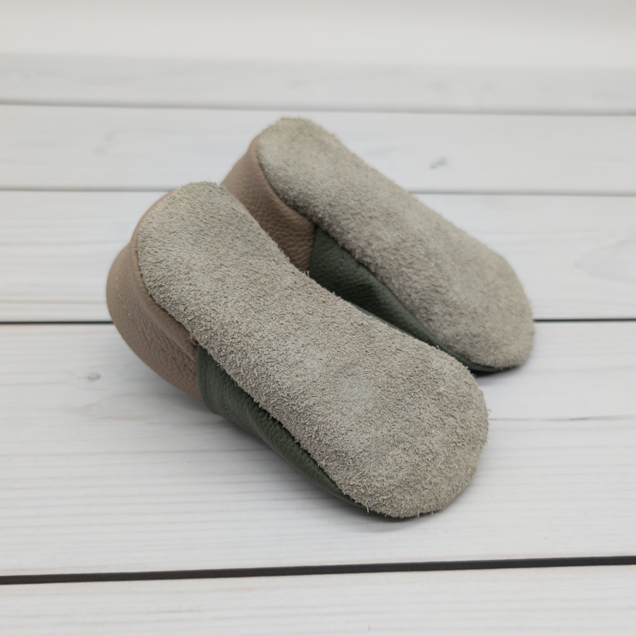 Hausschuhe mit Löwe in olivgrün und camel - die perfekten Begleiter für zu Hause und die Kita