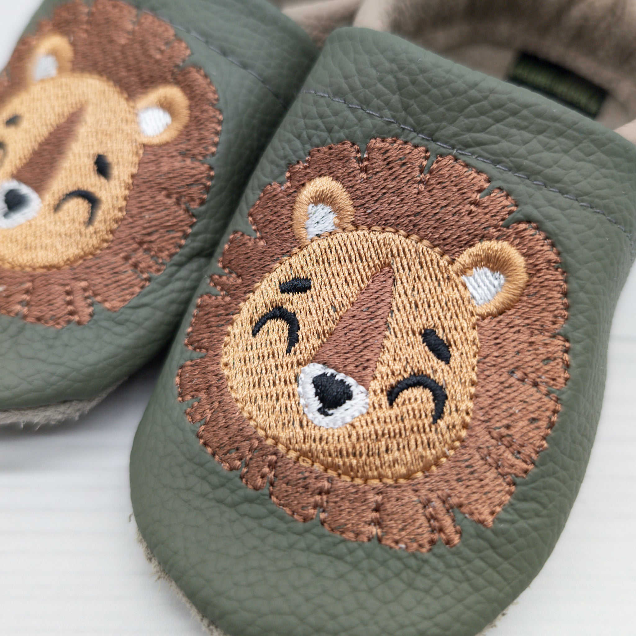 Hausschuhe mit Löwe in olivgrün und camel - die perfekten Begleiter für zu Hause und die Kita