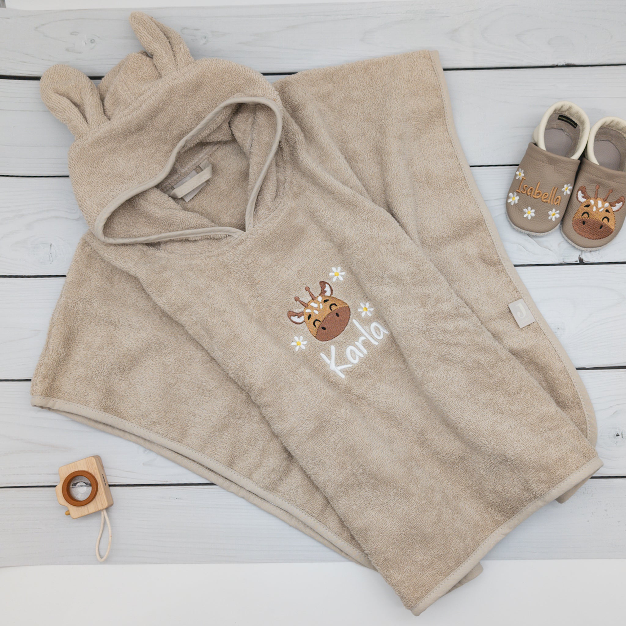 Badeponcho mit Giraffe mit Blumen und Namen - Tolles Must Have für den Sommer