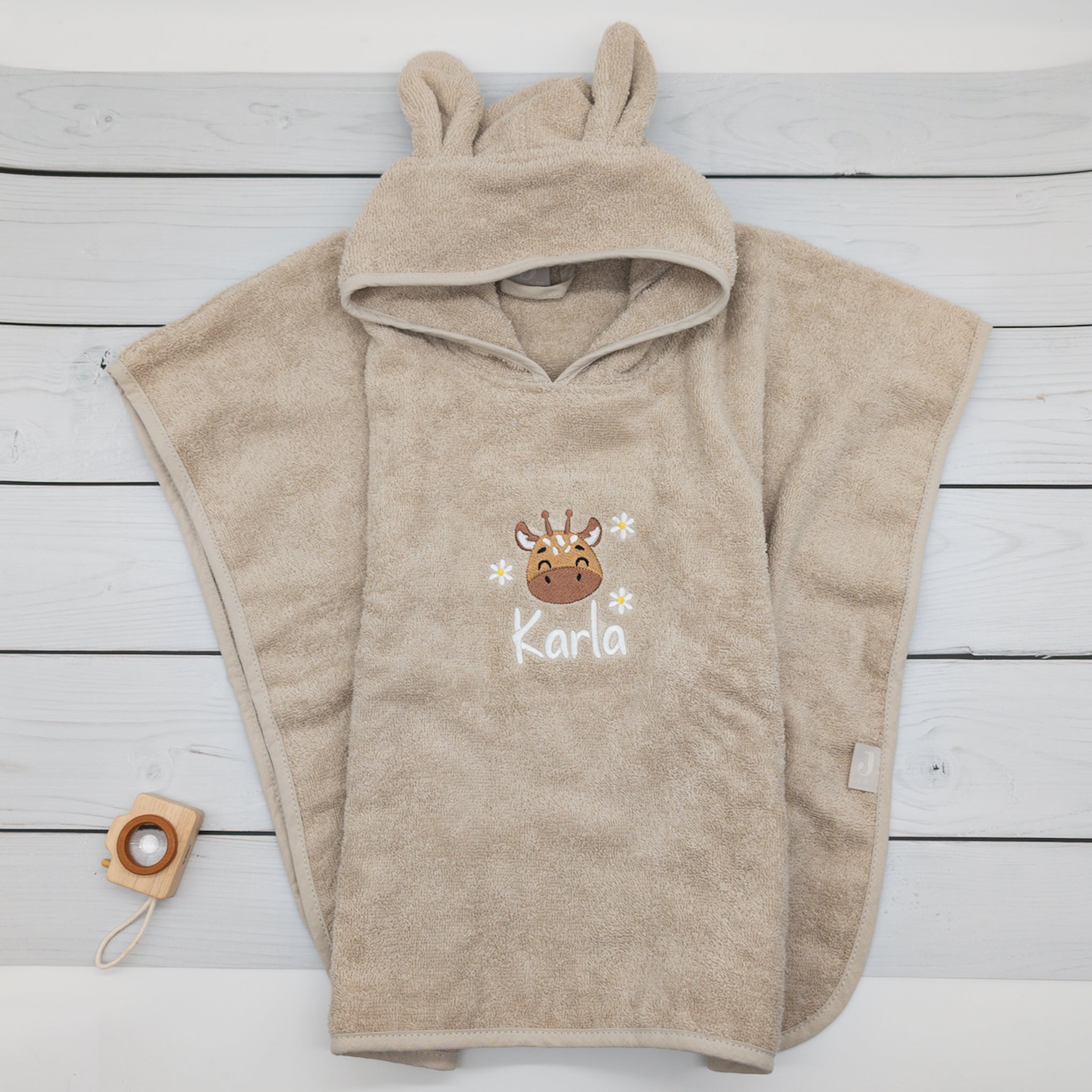 Badeponcho mit Giraffe mit Blumen und Namen - Tolles Must Have für den Sommer
