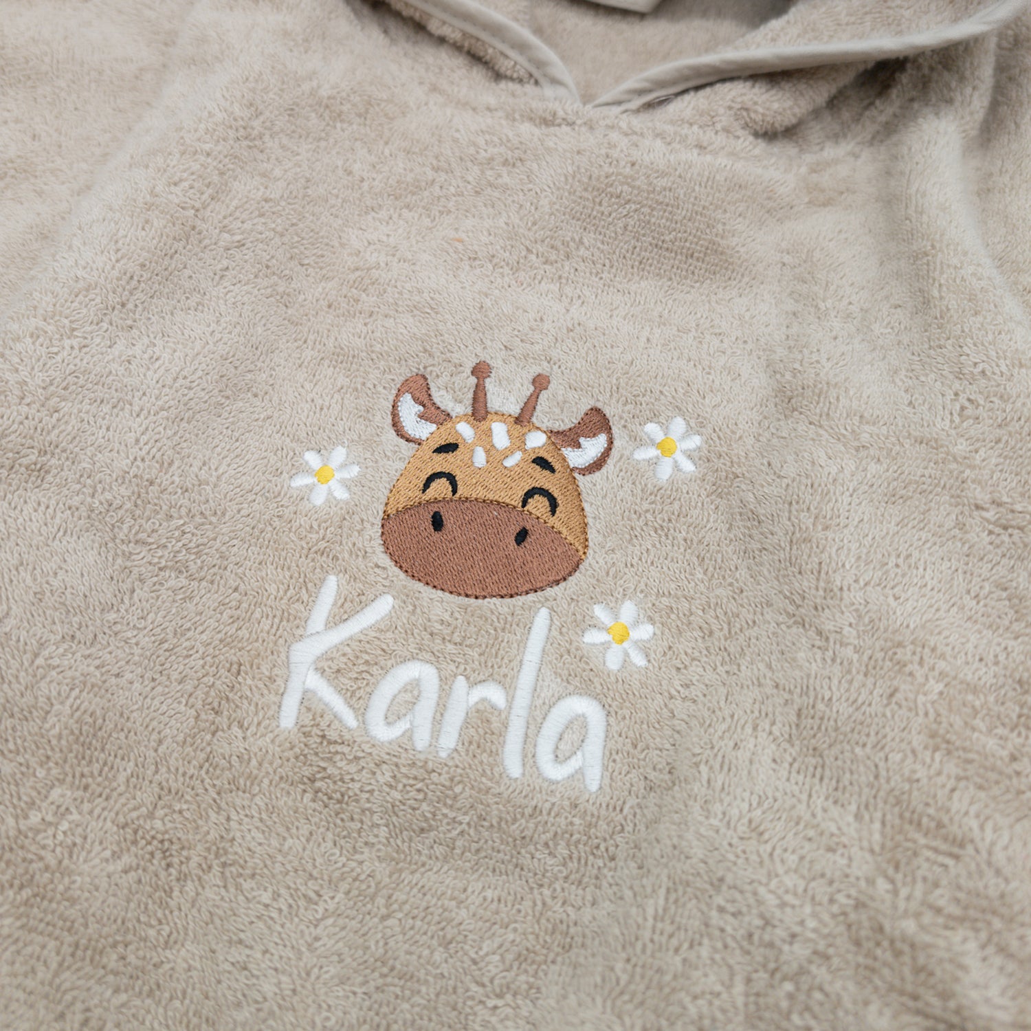 Badeponcho mit Giraffe mit  Blumen und Namen - Tolles Must Have für die Badezeit
