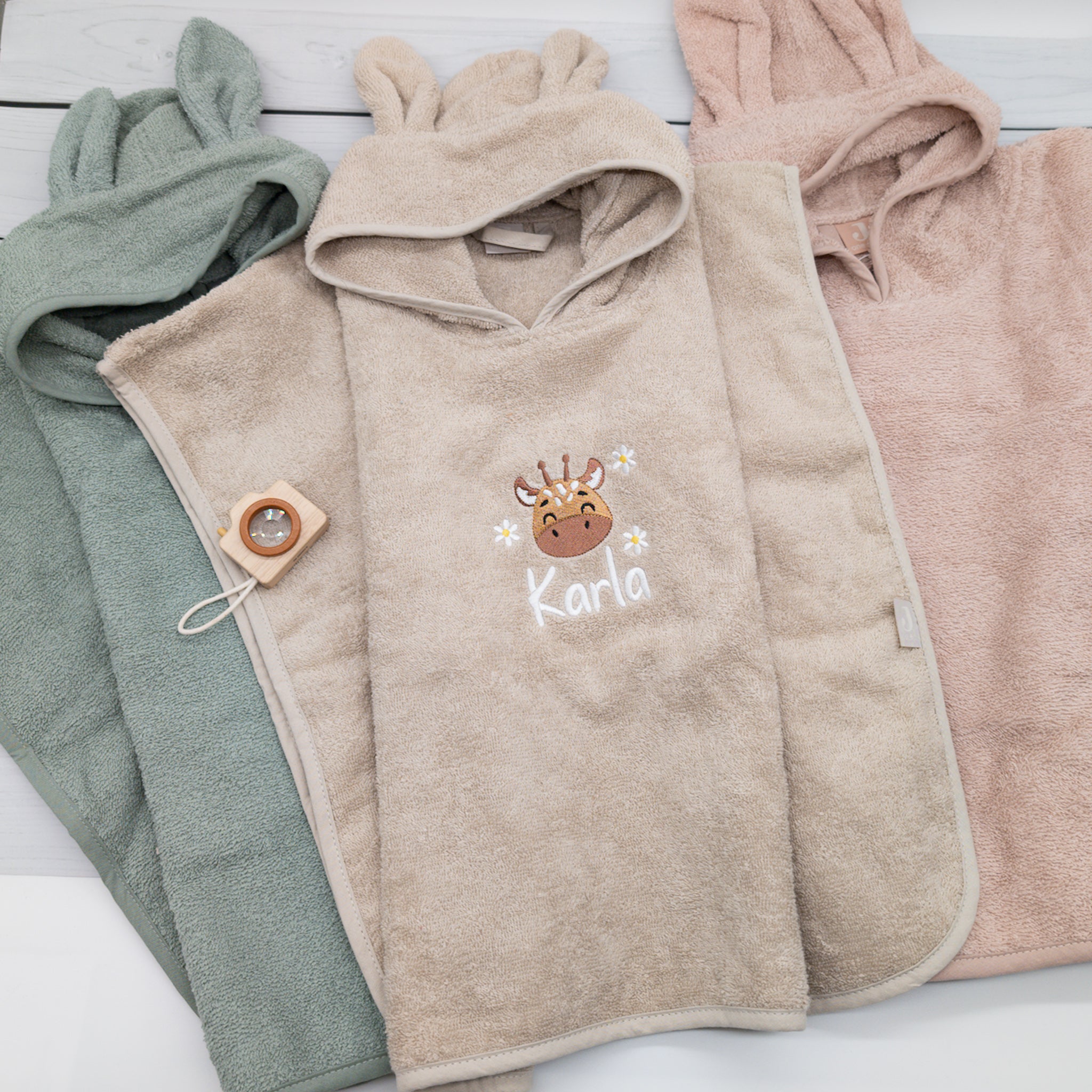 Badeponcho mit Giraffe mit Blumen und Namen - Tolles Must Have für den Sommer
