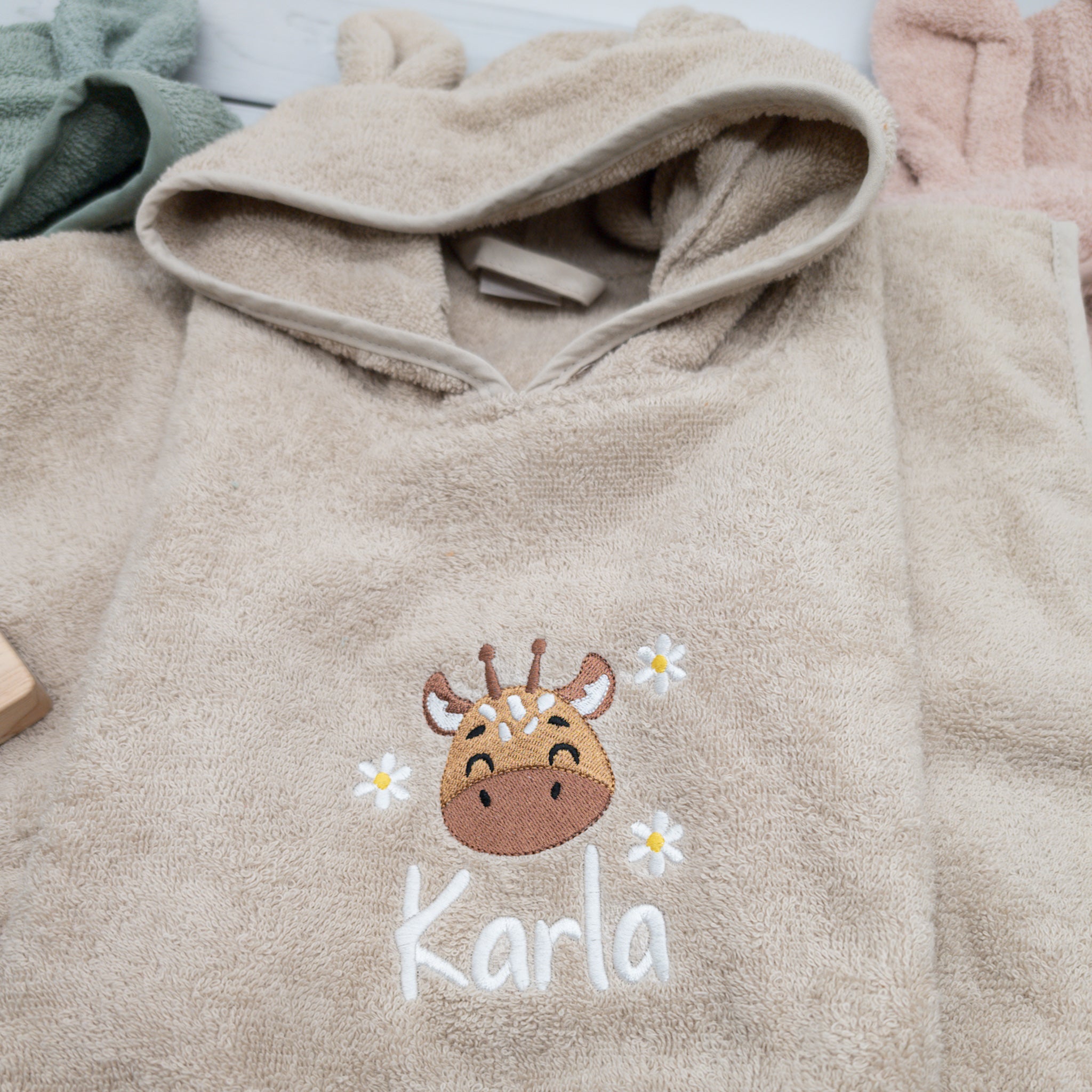 Badeponcho mit Giraffe mit Blumen und Namen - Tolles Must Have für den Sommer