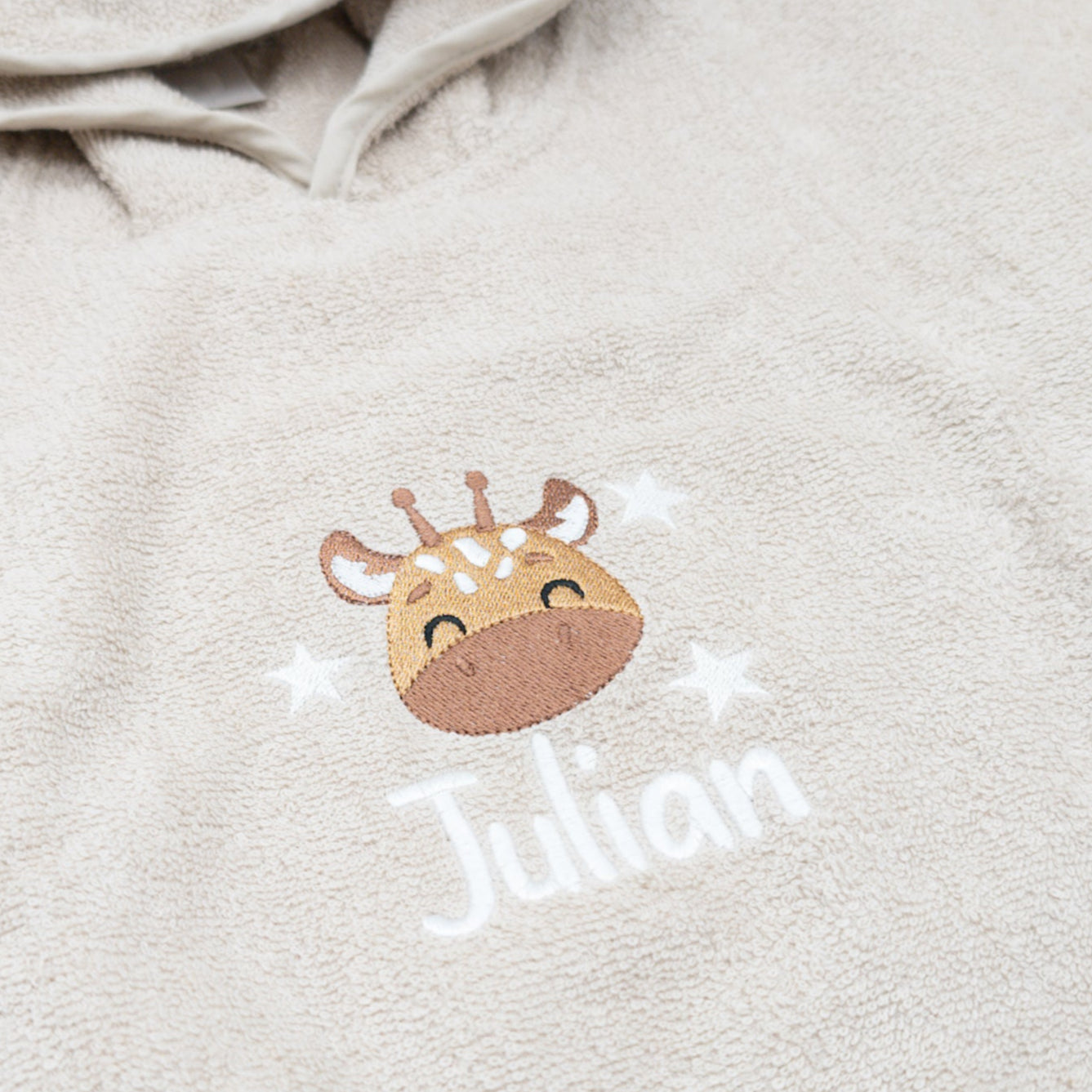 Badeponcho mit Giraffe mit Sterne und Namen - Tolles Must Have für den Sommer