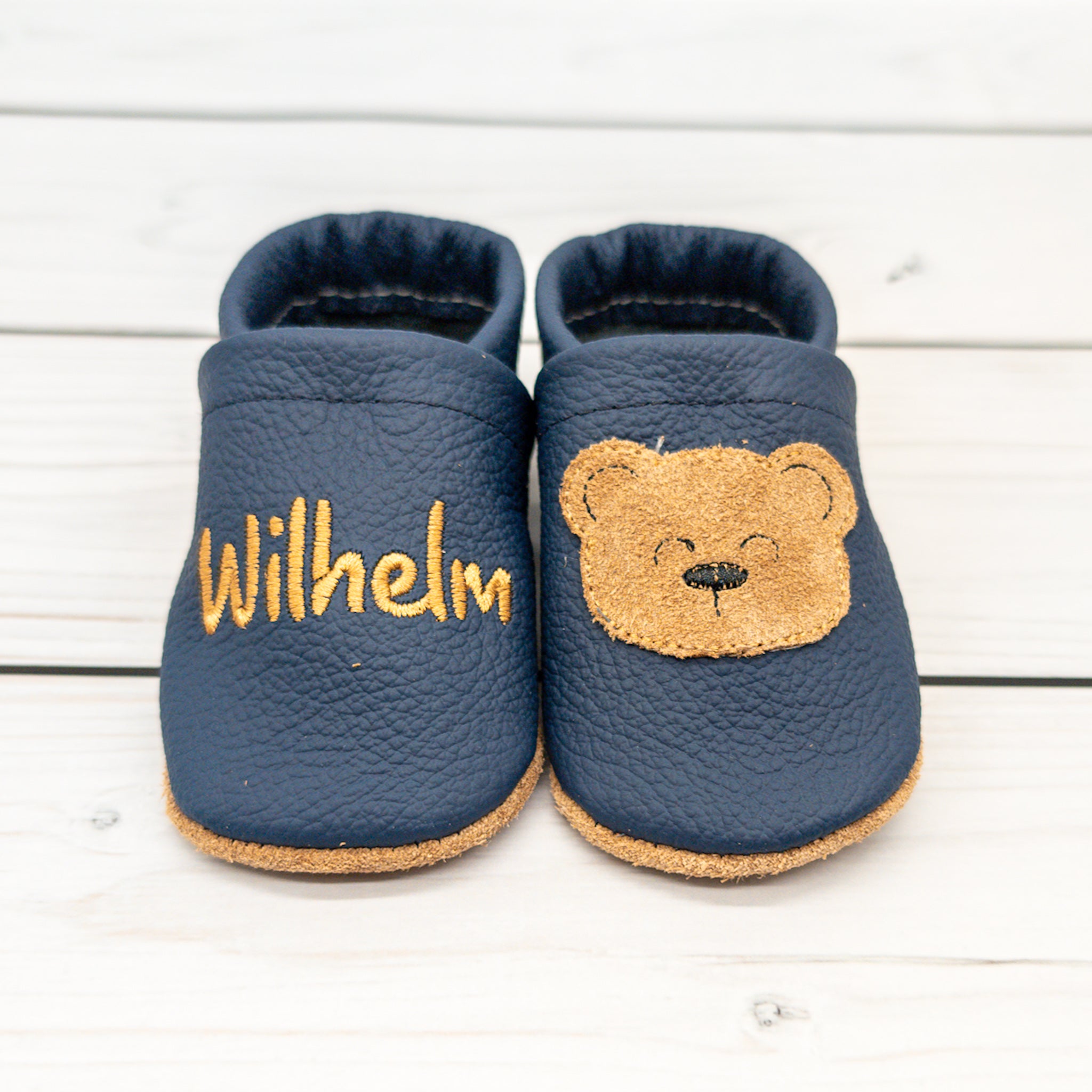 Personalisierte Krabbelschuhe in hellgrau oder blau mit Teddy - individuell mit Namen bestickt