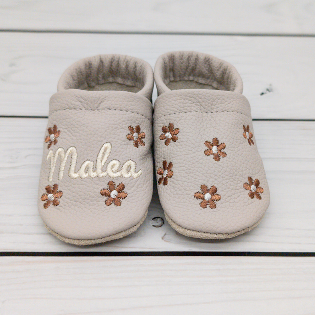 Hausschuhe in hellgrau mit Blumen und Namen bestickt aus Echtleder - die perfekten Schuhe zum Krabbeln, Laufen und Spielen