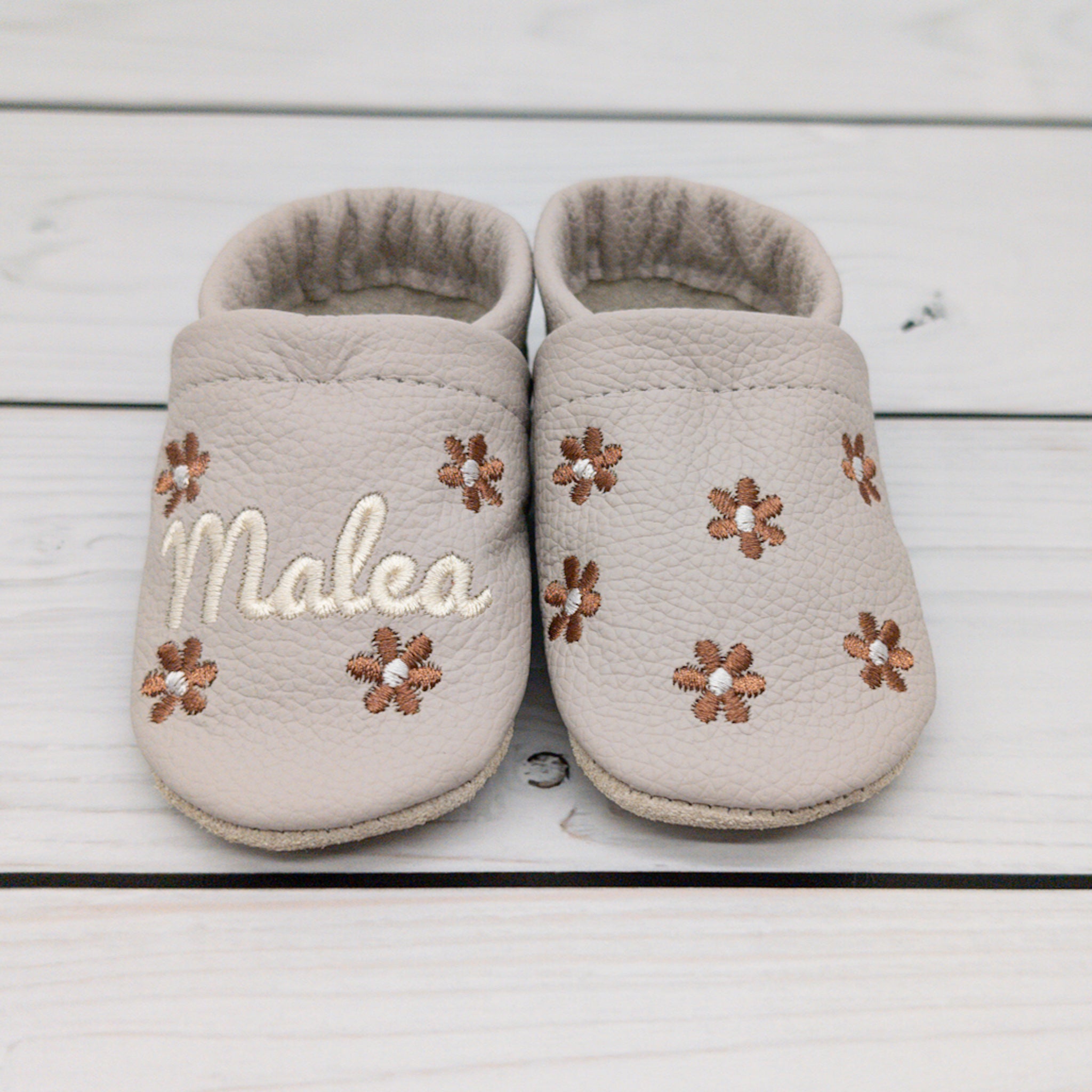 Hausschuhe in hellgrau mit Blumen und Namen bestickt aus Echtleder - die perfekten Schuhe zum Krabbeln, Laufen und Spielen