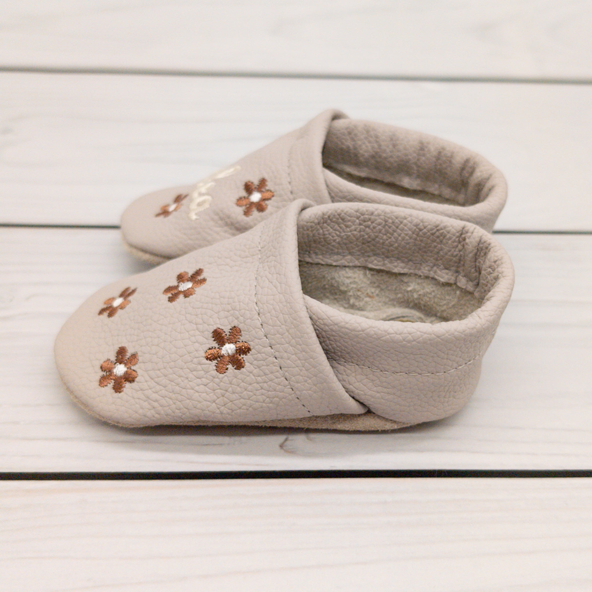 Hausschuhe in hellgrau mit Blumen und Namen bestickt aus Echtleder - die perfekten Schuhe zum Krabbeln, Laufen und Spielen