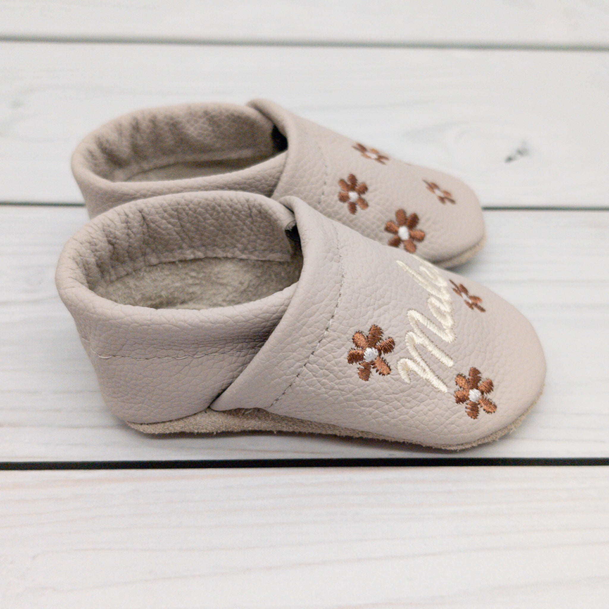 Hausschuhe in hellgrau mit Blumen und Namen bestickt aus Echtleder - die perfekten Schuhe zum Krabbeln, Laufen und Spielen