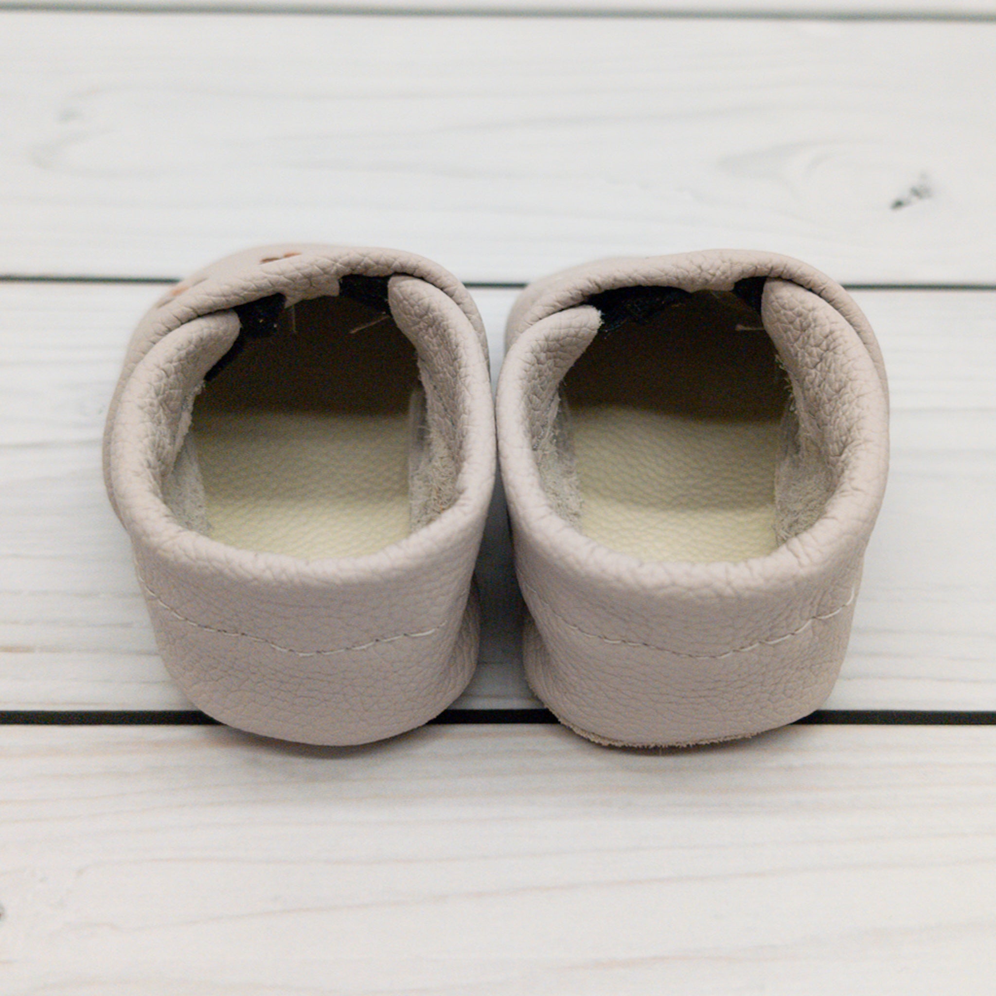 Hausschuhe in hellgrau mit Blumen und Namen bestickt aus Echtleder - die perfekten Schuhe zum Krabbeln, Laufen und Spielen