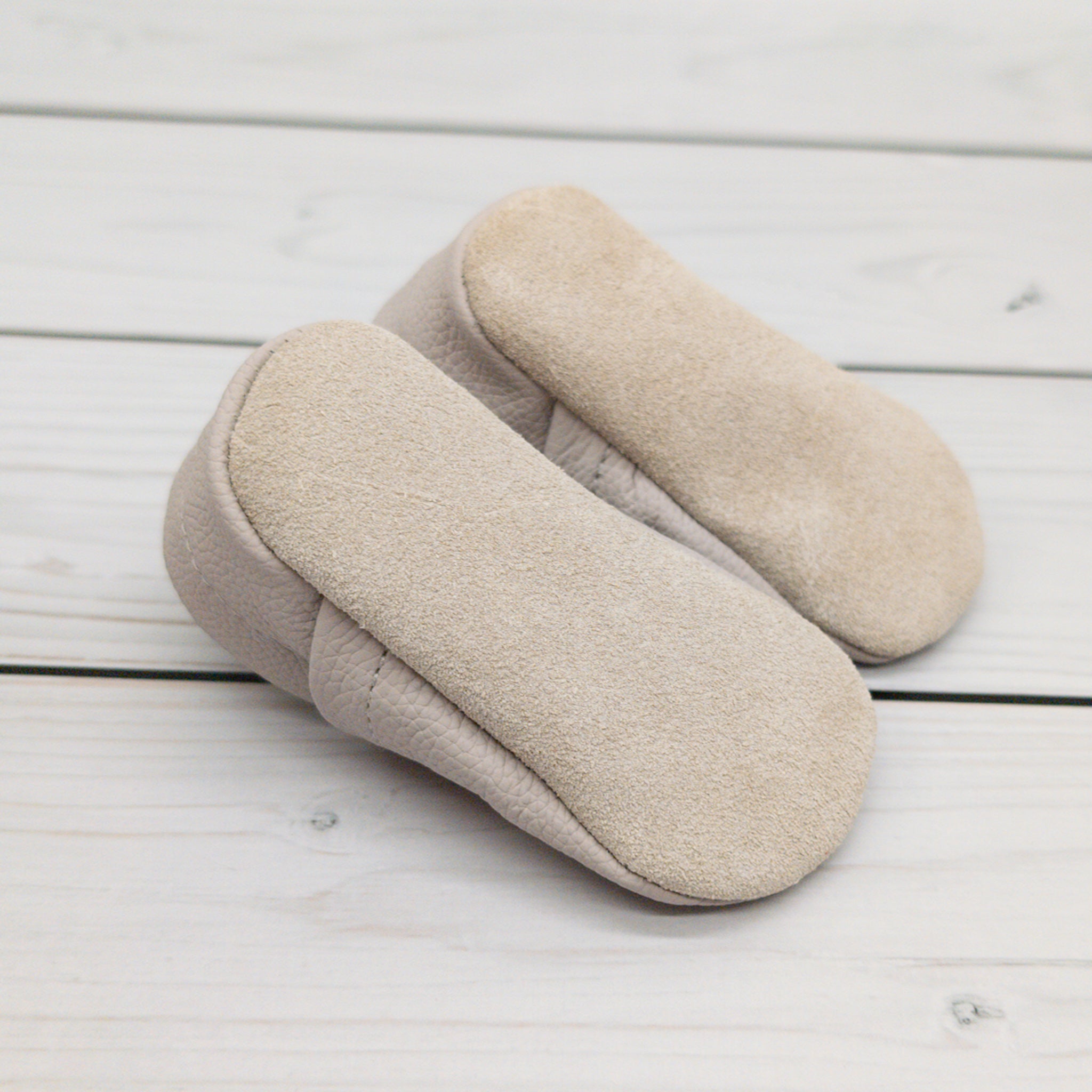 Hausschuhe in hellgrau mit Blumen und Namen bestickt aus Echtleder - die perfekten Schuhe zum Krabbeln, Laufen und Spielen