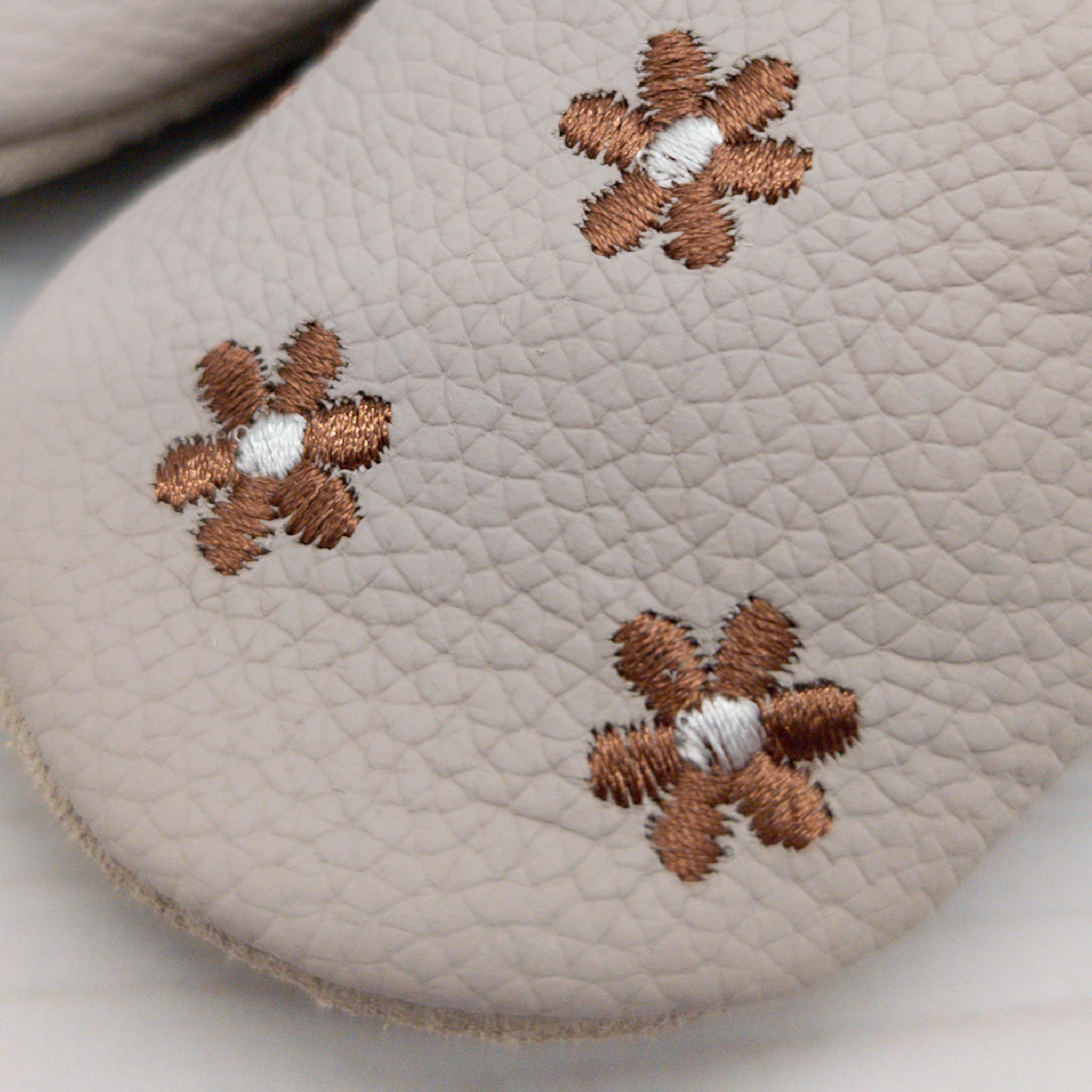 Hausschuhe in hellgrau mit Blumen und Namen bestickt aus Echtleder - die perfekten Schuhe zum Krabbeln, Laufen und Spielen