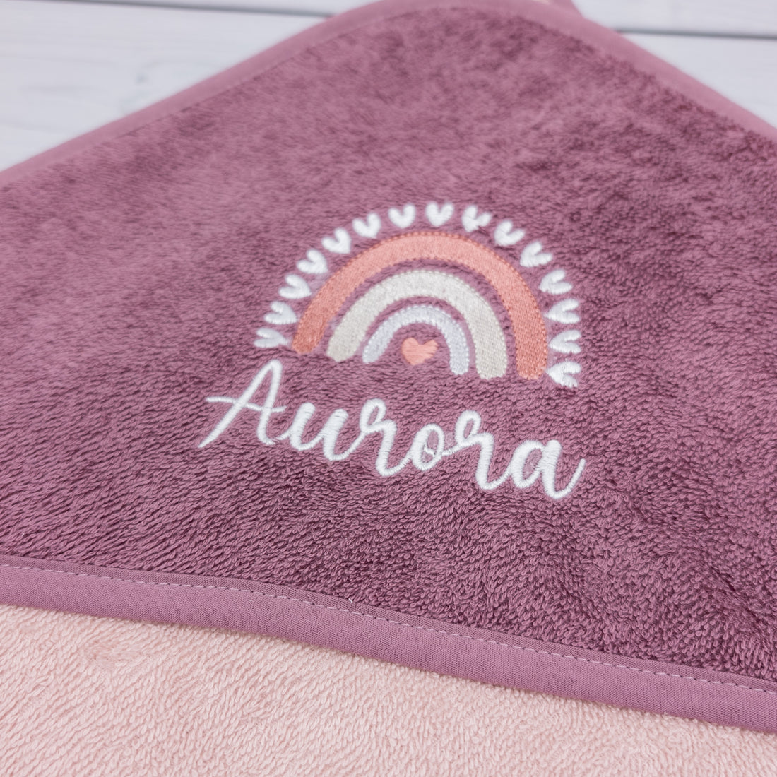 Kapuzenhandtuch mit Regenbogen und mit Namen personalisiert 100 x 100cm Babygeschenk