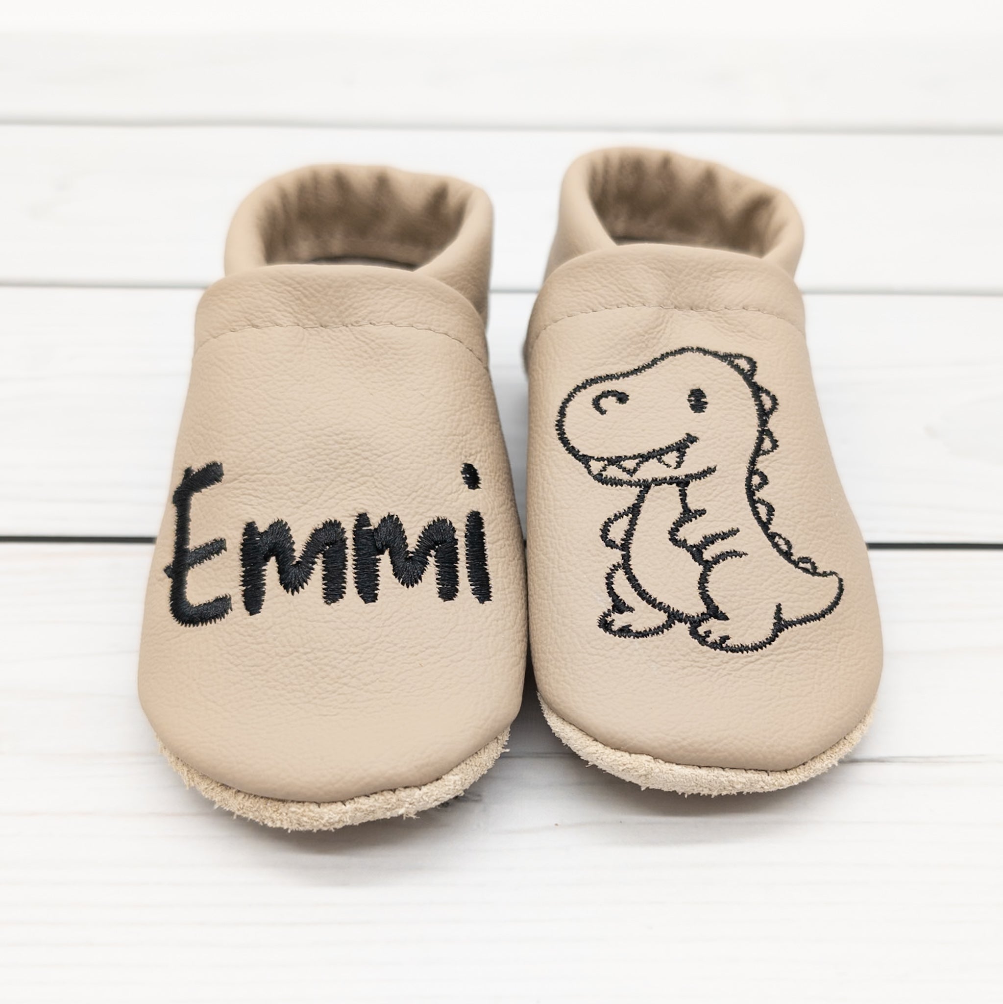 Krabbelschuhe mit Dino und Name bestickt aus Echtleder