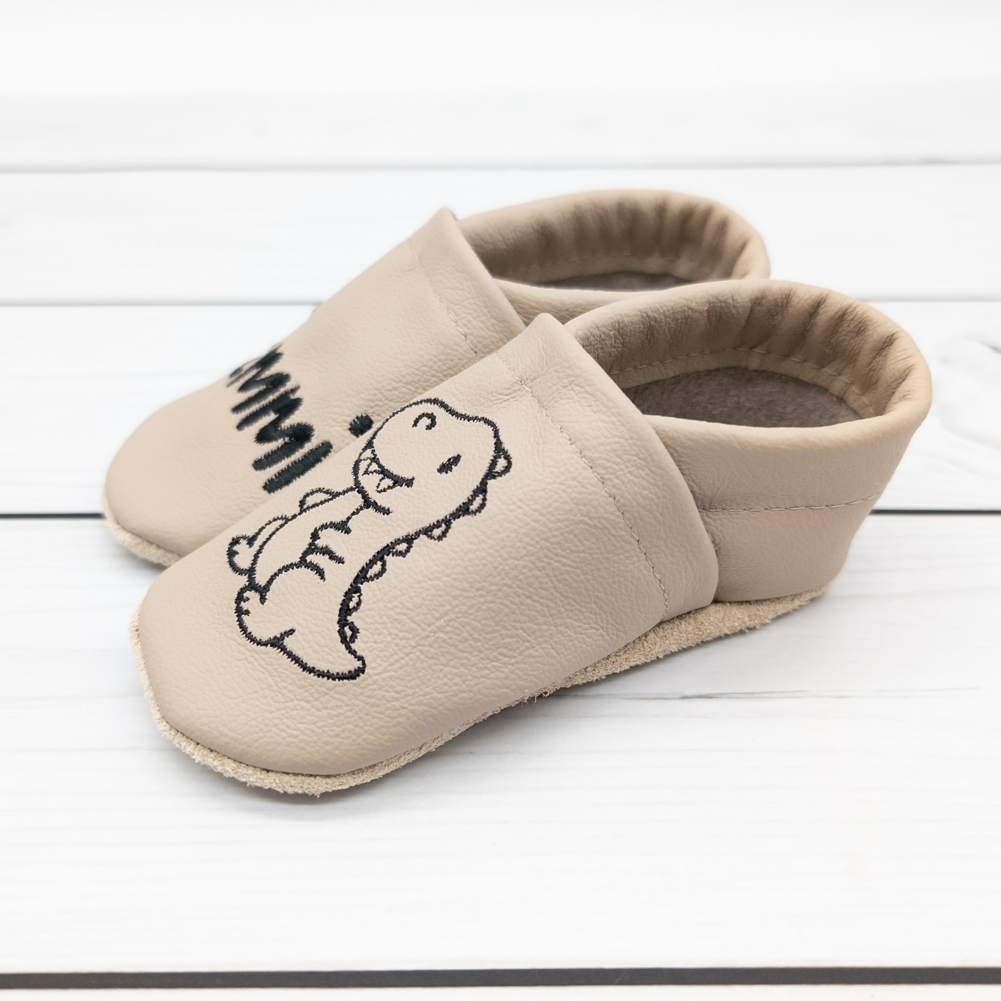 Krabbelschuhe mit Dino und Name bestickt aus Echtleder