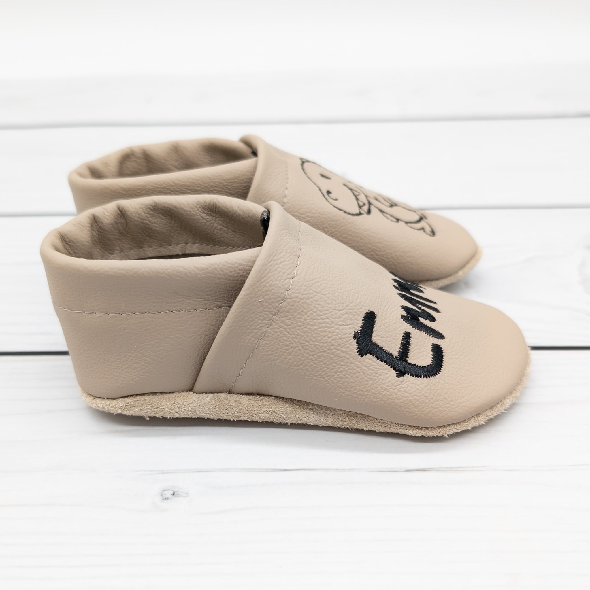 Krabbelschuhe mit Dino und Name bestickt aus Echtleder