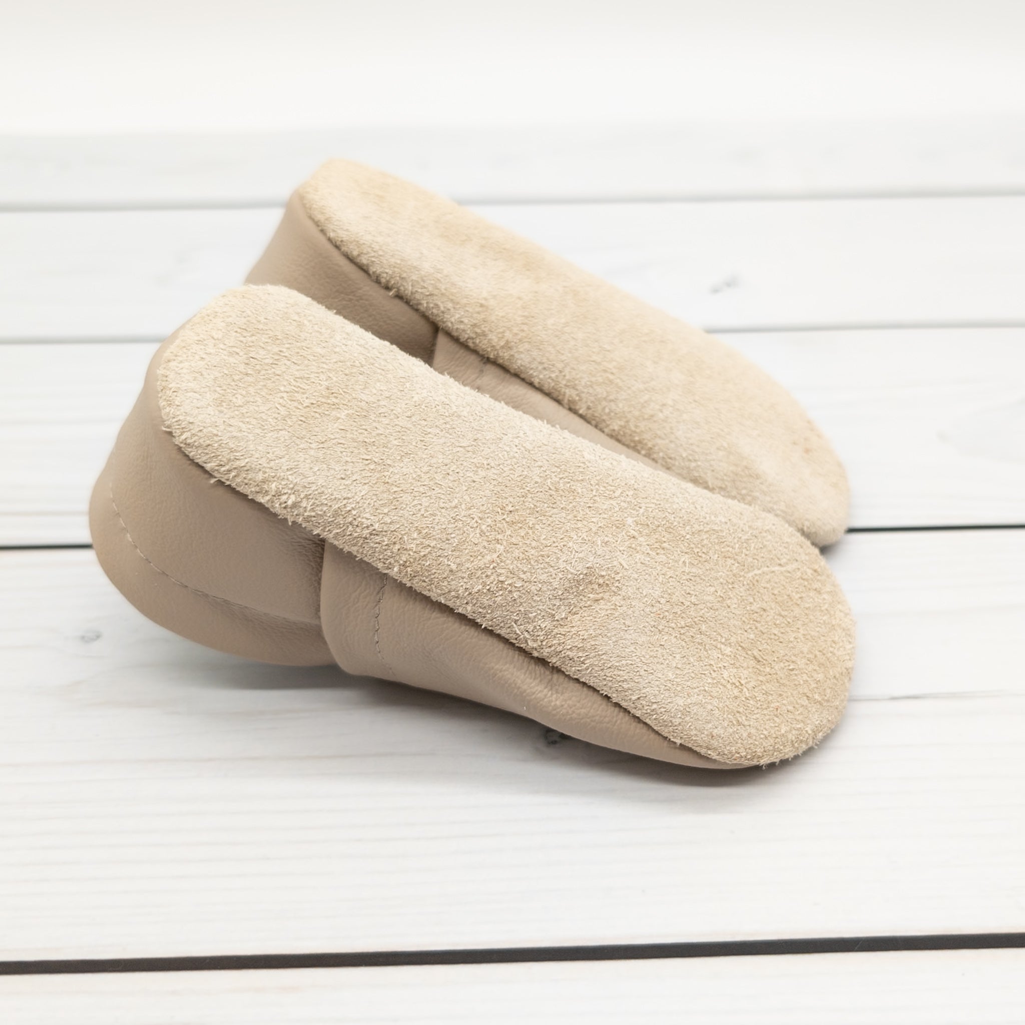 Krabbelschuhe mit Dino und Name bestickt aus Echtleder