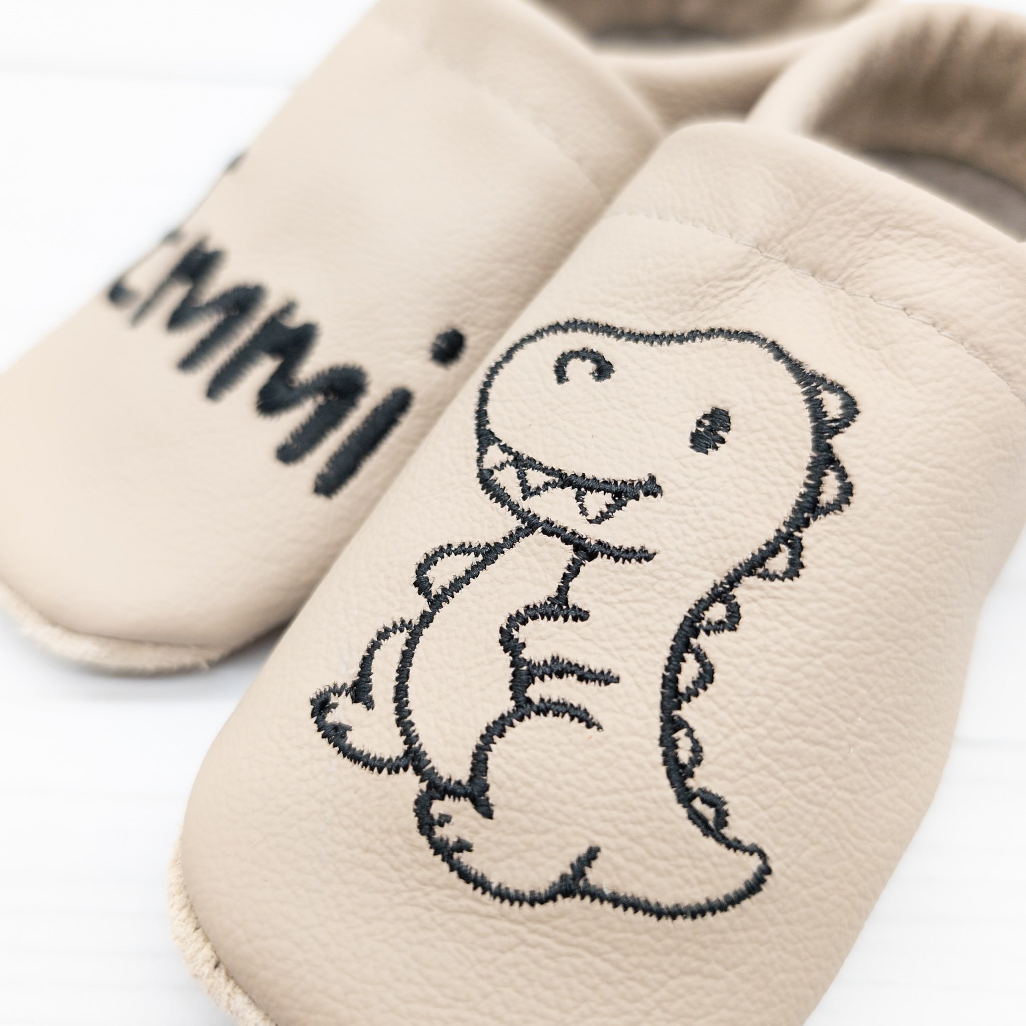Krabbelschuhe mit Dino und Name bestickt aus Echtleder