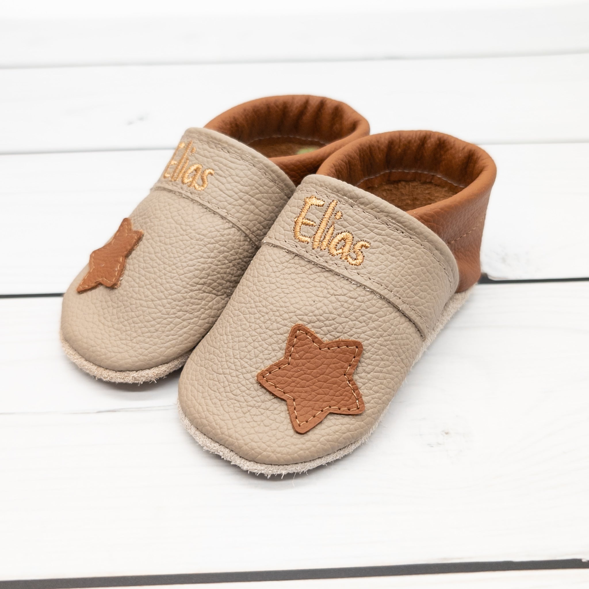 Krabbelschuhe in braun mit Stern und Personalisierung aus Echtleder