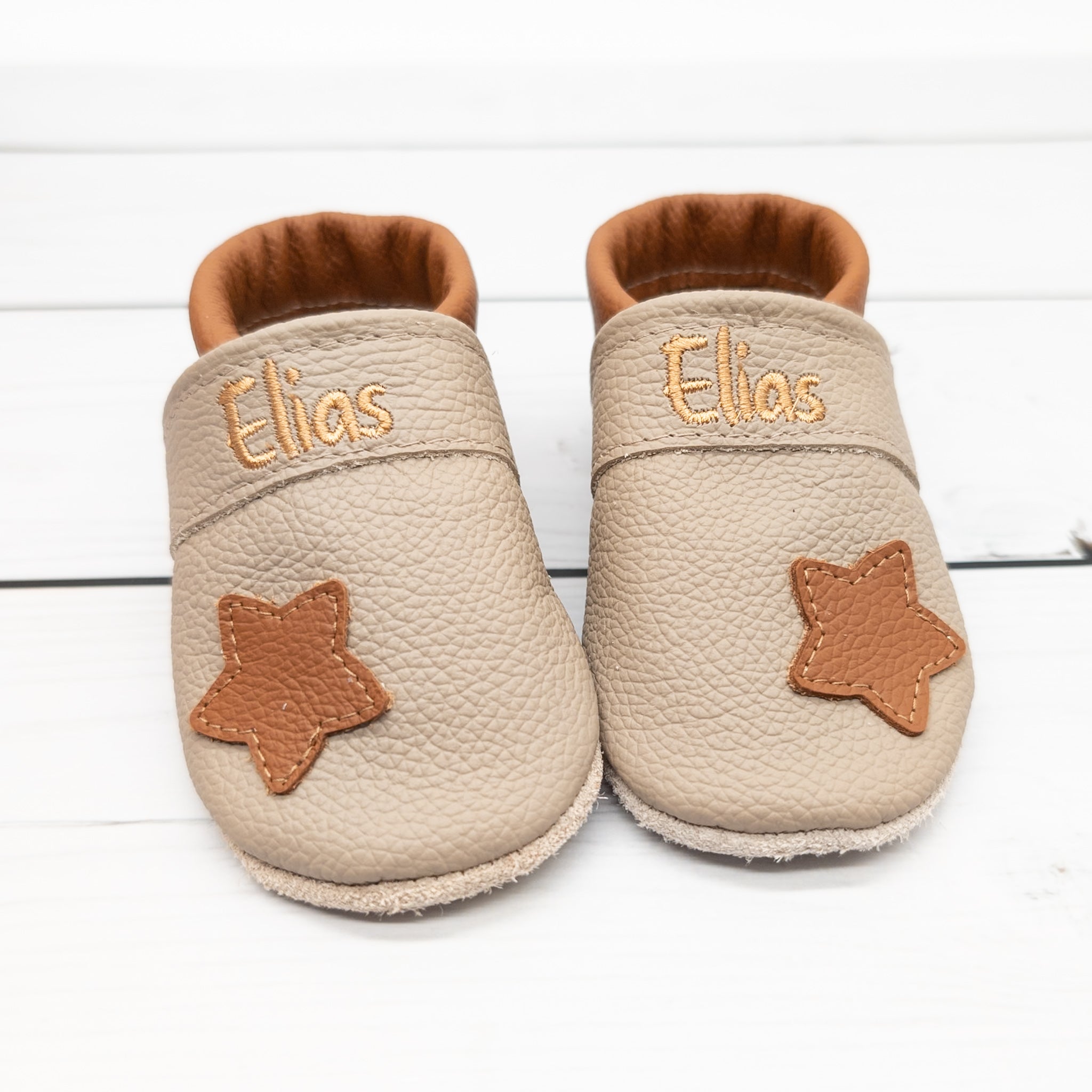 Krabbelschuhe in braun mit Stern und Personalisierung aus Echtleder