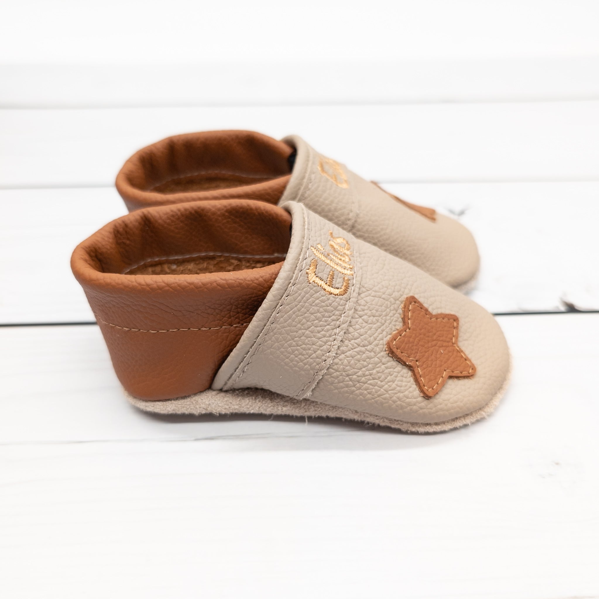 Krabbelschuhe in braun mit Stern und Personalisierung aus Echtleder