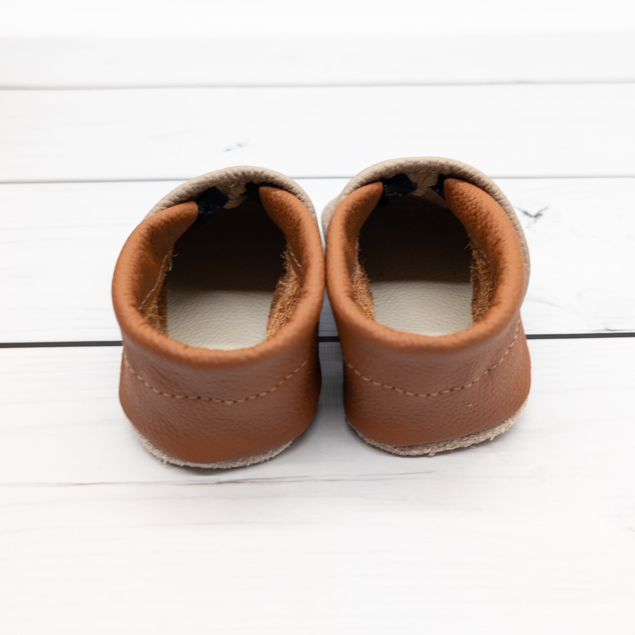 Krabbelschuhe in braun mit Stern und Personalisierung aus Echtleder