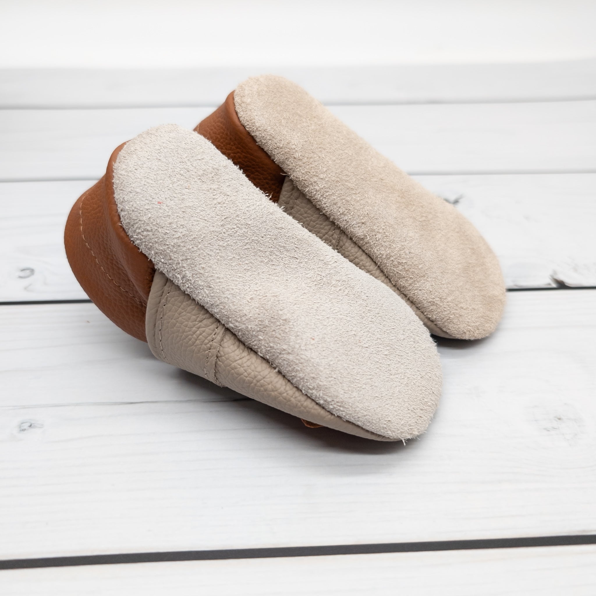 Krabbelschuhe in braun mit Stern und Personalisierung aus Echtleder