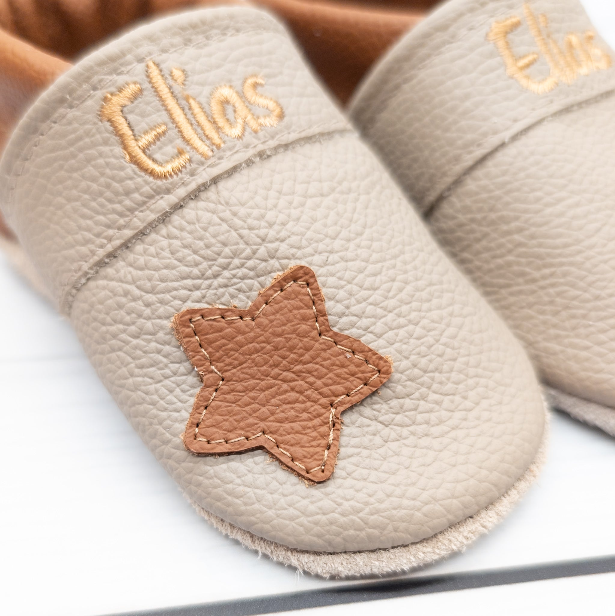 Krabbelschuhe in braun mit Stern und Personalisierung aus Echtleder