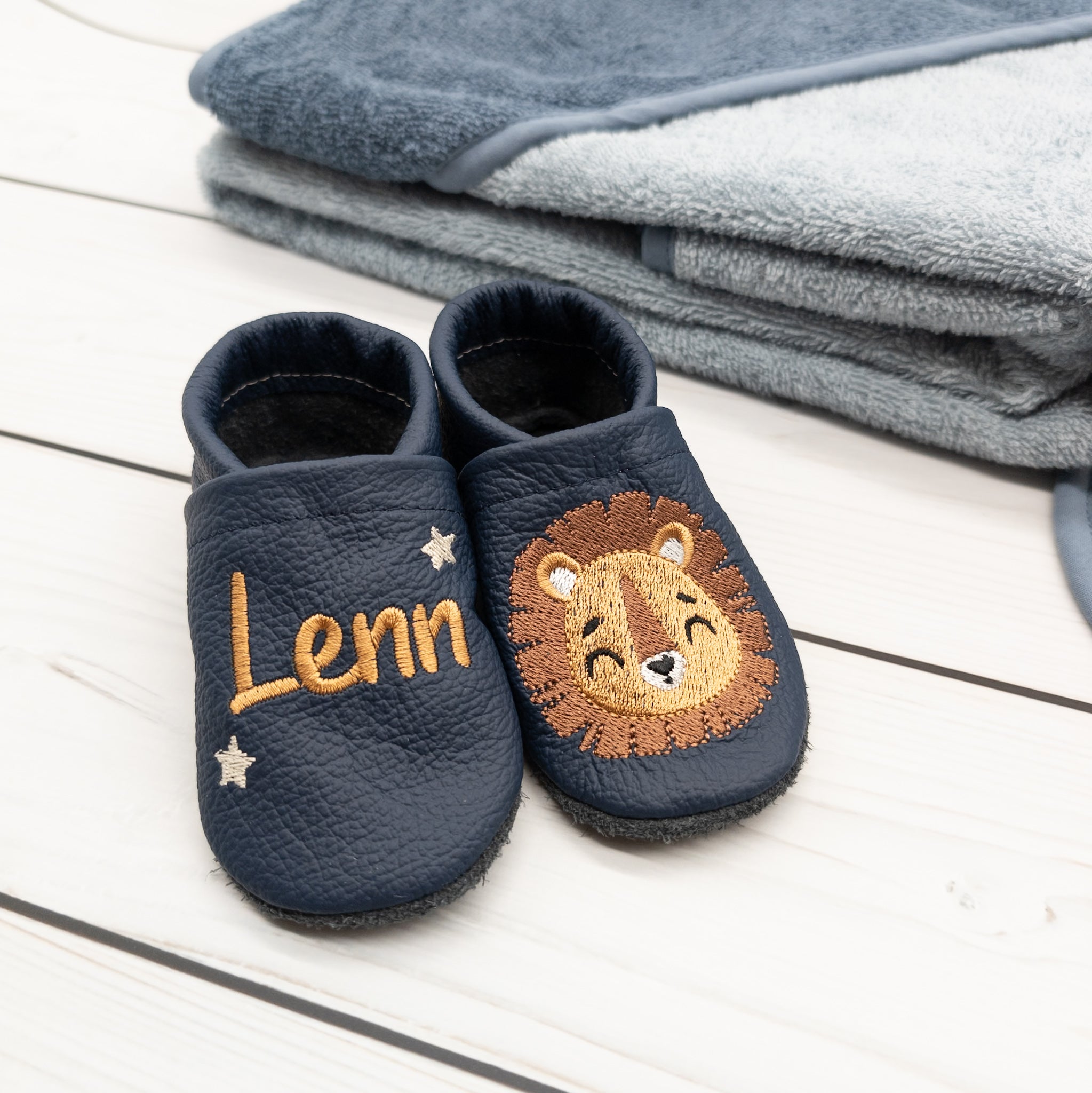 Geschenk-Set Löwe inkl. Geschenkverpackung - Kapuzenhandtuch, Lätzchen und Krabbelschuhe mit Namen (Kopie)