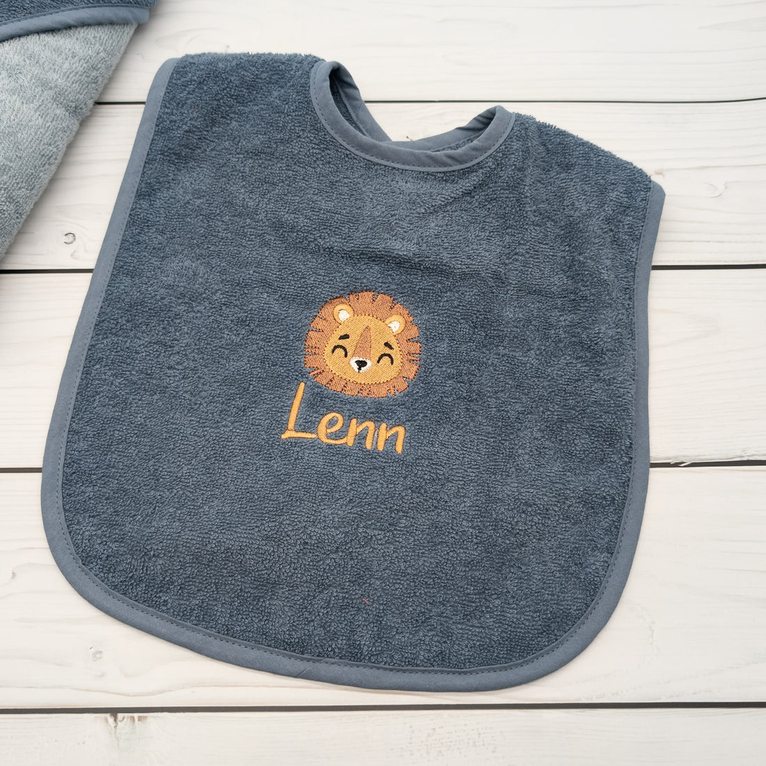 Geschenk-Set Löwe inkl. Geschenkverpackung - Kapuzenhandtuch, Lätzchen und Krabbelschuhe mit Namen