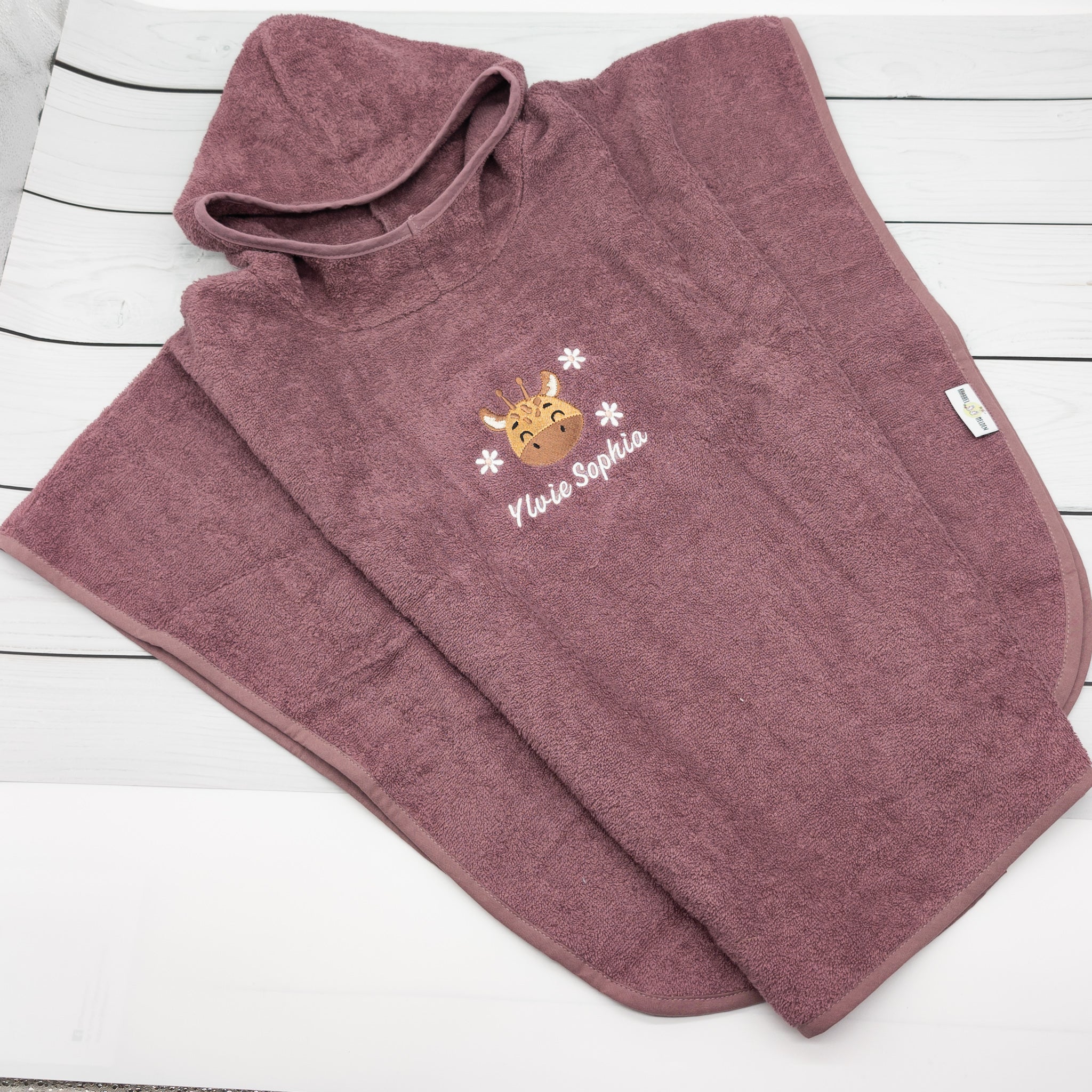 Badeponcho mit Giraffe mit Blumen und Namen - Tolles Must Have für die Badezeit