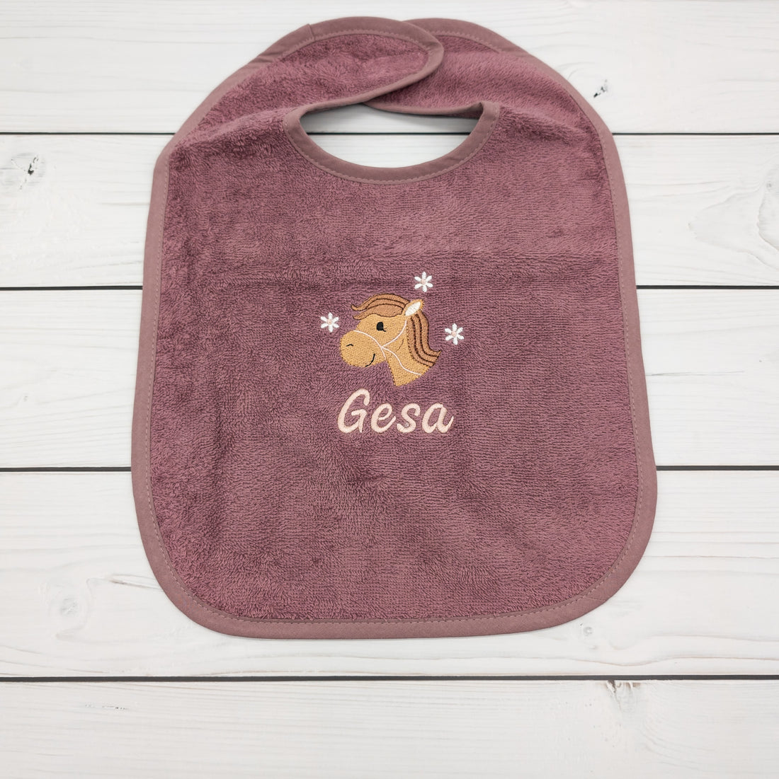 Lätzchen aus Frottee mit Pferd und Name personalisiert - praktisch und süß für jeden Tag