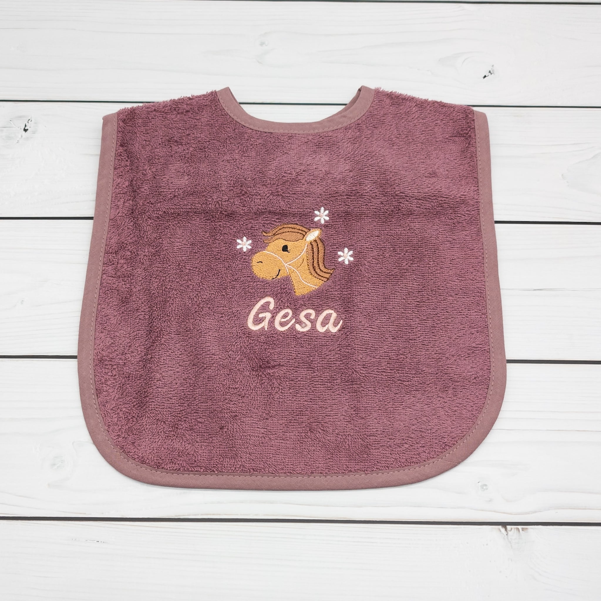 Lätzchen aus Frottee mit Pferd und Name personalisiert - praktisch und süß für jeden Tag