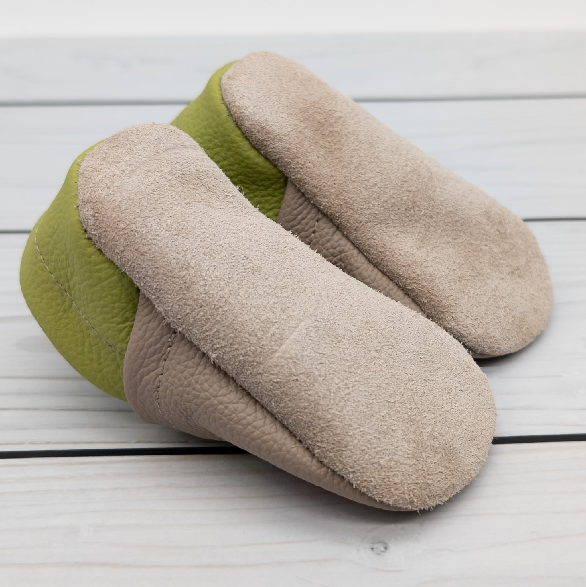 Krabbelschuhe in camel braun mit Traktor und Name bestickt aus Echtleder